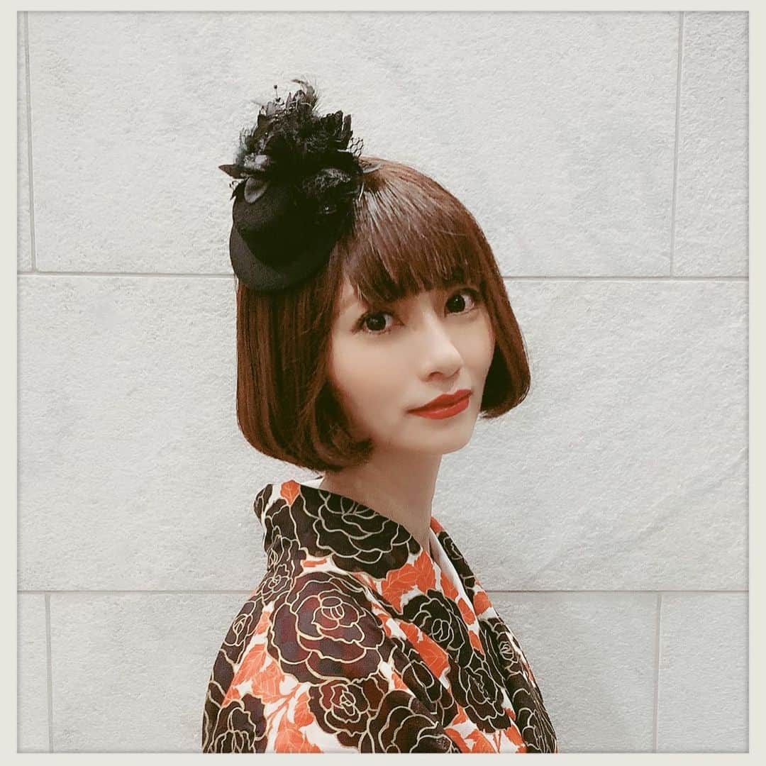 知華さんのインスタグラム写真 - (知華Instagram)「2019.08.24 👘#yoshikimono #着飾る愉しみ  今回は地毛でがっつり固めて（雨で湿気が凄かったので） 内巻きにし 小さなハット帽の ヘッドドレスをつけました。 ネイルは親指に#XJAPAN のロゴ。 💍#gucci 足袋はレースです。 メイクは泣くかもしれないから ウォータープルーフマスカラ。 首まで白めのクリームを下地に混ぜて塗って 着物に負けないように 色白肌に仕上げてます。 リップは真紅。こちらも全く落ちない口紅で メイク落とすのが大変でした（笑） アイラインは目尻だけ。 涙袋はがっつり強調。  #首長い#蛇女みたい #着物#和装 #和服#大正ロマン#レトロ#rétro #yoshikidinnershow  #yoshikiディナーショー #yoshikiプレミアムディナーショー2019 #ヘッドドレス#ハット 夜に撮ったので、疲れてほうれい線が浮き出てます（笑）」8月24日 15時15分 - tomoca1204