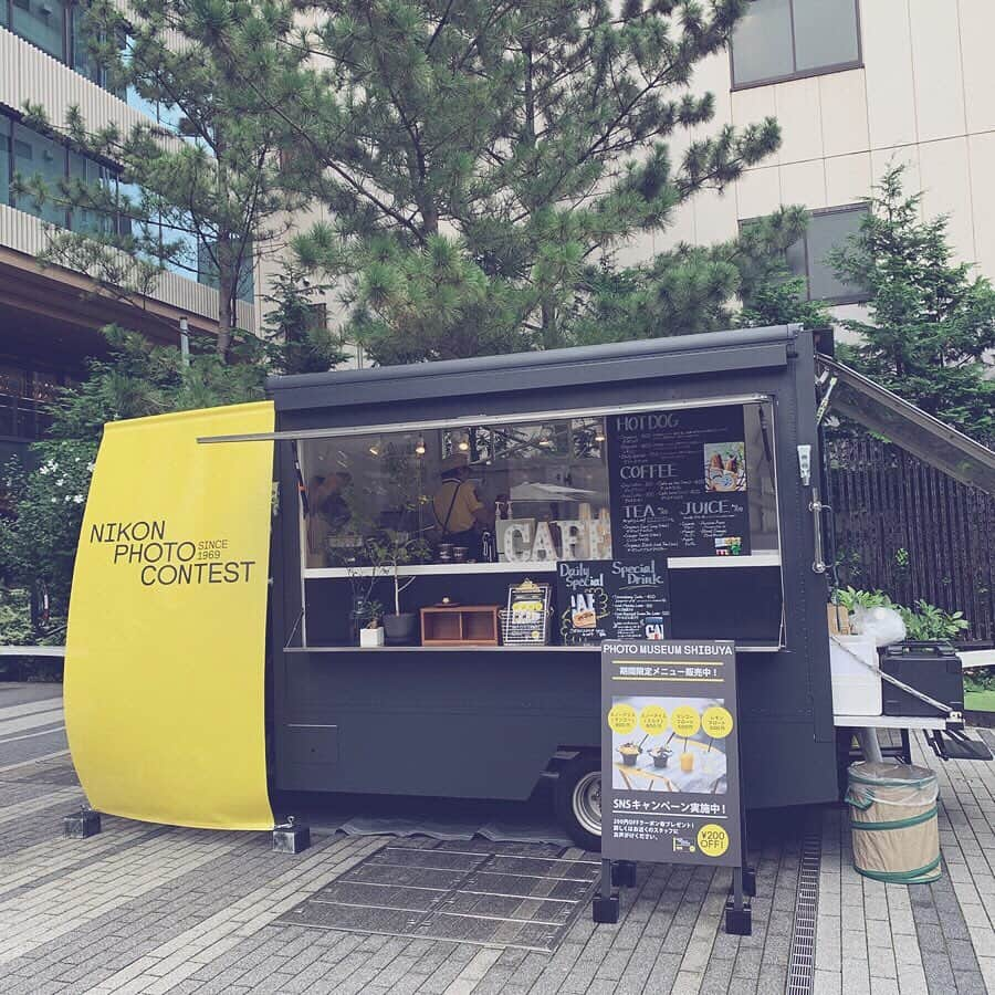 Rina Itagakiさんのインスタグラム写真 - (Rina ItagakiInstagram)「Nikon Photo Contest presents 「PHOTO MUSEUM SHIBUYA」📸 今日から渋谷で、 #NikonPhotoContest の受賞作品が展示されているので遊びに行ってきました😊 * どの作品も素敵だったけど、お気に入りは”Identity”をテーマにした写真。イタリア人女性が家族について語っているところを写した一枚です❤️👨‍👩‍👧 * 期間中に展示の写真を、 #shibuya と #nikonphotocontest を付けてSNS投稿をするとカフェ割引クーポン券がもらえるそう🍹皆さんもぜひ遊びに行ってみてください😊 #nikon #photomuseumshibuya #pr」8月24日 15時26分 - rinakoitagaki