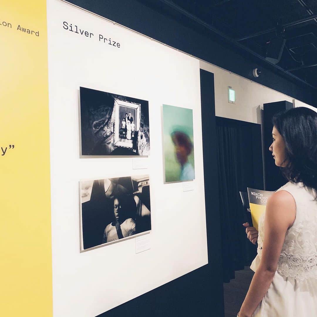 Rina Itagakiさんのインスタグラム写真 - (Rina ItagakiInstagram)「Nikon Photo Contest presents 「PHOTO MUSEUM SHIBUYA」📸 今日から渋谷で、 #NikonPhotoContest の受賞作品が展示されているので遊びに行ってきました😊 * どの作品も素敵だったけど、お気に入りは”Identity”をテーマにした写真。イタリア人女性が家族について語っているところを写した一枚です❤️👨‍👩‍👧 * 期間中に展示の写真を、 #shibuya と #nikonphotocontest を付けてSNS投稿をするとカフェ割引クーポン券がもらえるそう🍹皆さんもぜひ遊びに行ってみてください😊 #nikon #photomuseumshibuya #pr」8月24日 15時26分 - rinakoitagaki