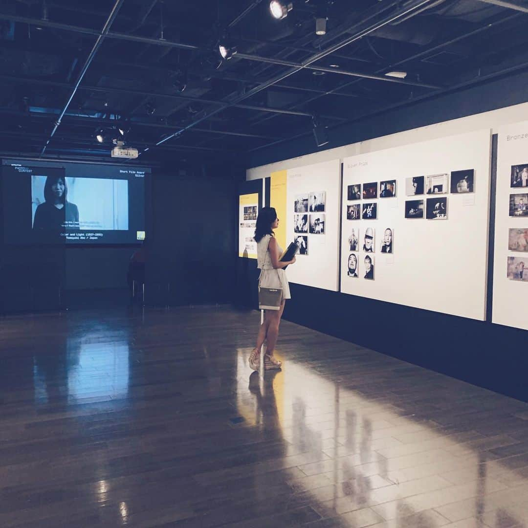 Rina Itagakiさんのインスタグラム写真 - (Rina ItagakiInstagram)「Nikon Photo Contest presents 「PHOTO MUSEUM SHIBUYA」📸 今日から渋谷で、 #NikonPhotoContest の受賞作品が展示されているので遊びに行ってきました😊 * どの作品も素敵だったけど、お気に入りは”Identity”をテーマにした写真。イタリア人女性が家族について語っているところを写した一枚です❤️👨‍👩‍👧 * 期間中に展示の写真を、 #shibuya と #nikonphotocontest を付けてSNS投稿をするとカフェ割引クーポン券がもらえるそう🍹皆さんもぜひ遊びに行ってみてください😊 #nikon #photomuseumshibuya #pr」8月24日 15時26分 - rinakoitagaki