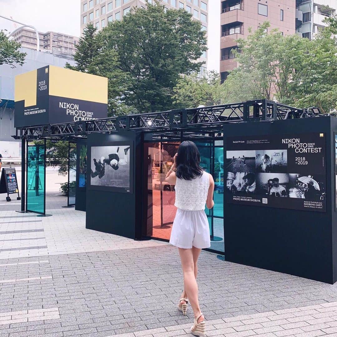のインスタグラム：「Nikon Photo Contest presents 「PHOTO MUSEUM SHIBUYA」📸 今日から渋谷で、 #NikonPhotoContest の受賞作品が展示されているので遊びに行ってきました😊 * どの作品も素敵だったけど、お気に入りは”Identity”をテーマにした写真。イタリア人女性が家族について語っているところを写した一枚です❤️👨‍👩‍👧 * 期間中に展示の写真を、 #shibuya と #nikonphotocontest を付けてSNS投稿をするとカフェ割引クーポン券がもらえるそう🍹皆さんもぜひ遊びに行ってみてください😊 #nikon #photomuseumshibuya #pr」