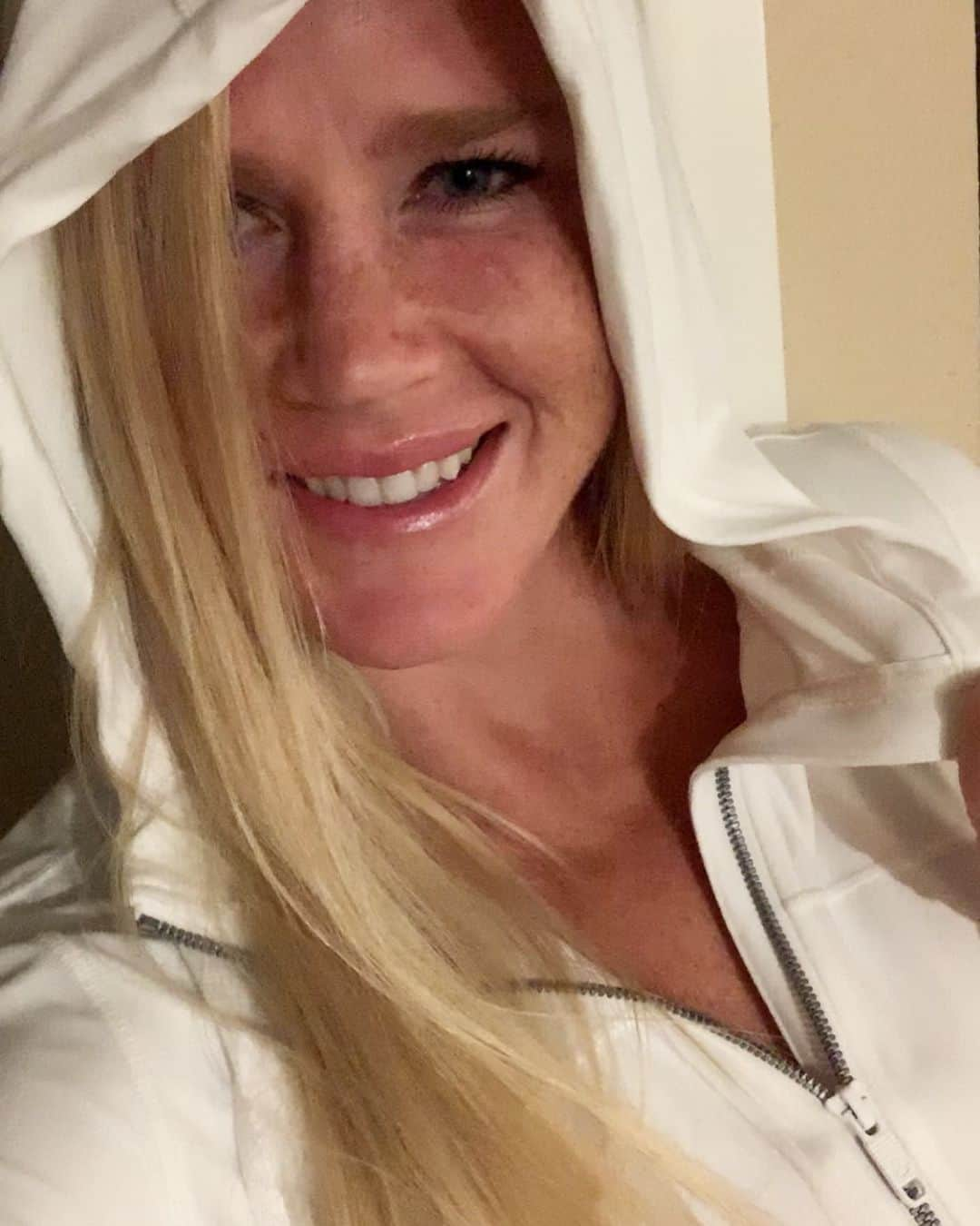 ホリー・ホルムさんのインスタグラム写真 - (ホリー・ホルムInstagram)「I bought a white jacket and it remained white after cooking dinner and drinking coffee. 08-23-2019」8月24日 15時32分 - hollyholm