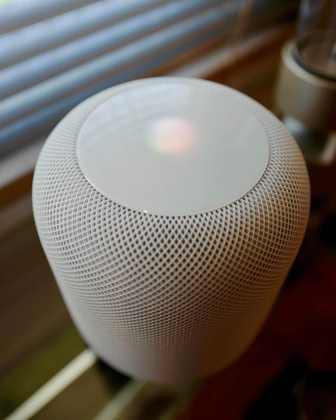 吉田拓巳のインスタグラム：「早速Appleから新しく出た、HomePod！ 想像以上に良い！前はわざわざPCかスマホから音楽流していたけど、完全独立しているのですぐ流せる、そして音質もなかなか良い！サイズ感含めデザインも絶妙に良い。」
