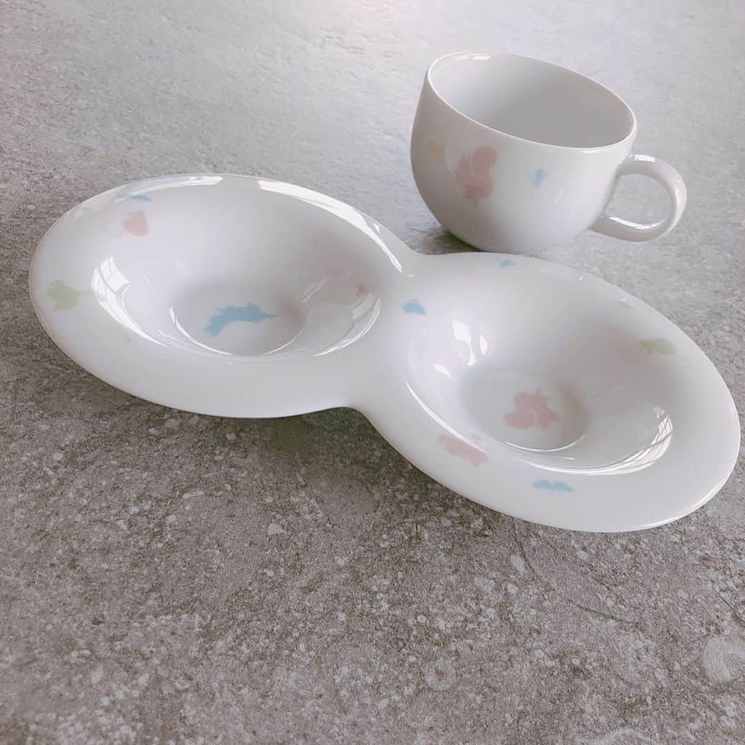 田中涼子のインスタグラム：「離乳食に♡って﻿ 作ってくださったプレゼント♡﻿ ずっと使えるデザインで嬉しい〜💕﻿ ﻿ 1日中もぐもぐ、よだれダラダラと﻿ 食べる準備万端なので今日からはじめよう♫﻿ ﻿ #ポーセラーツ#ベビーグッズ#こないだ産んだと思ったら #離乳食#5ヶ月ベビー #離乳食デビュー#これから美味しいものいっぱいたべようね」