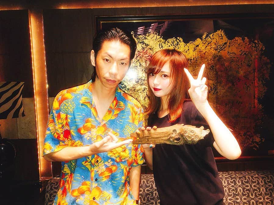 のインスタグラム：「カルマさん。木、持ち歩いてた。..🌲 ✌︎✌︎✌︎ #木」