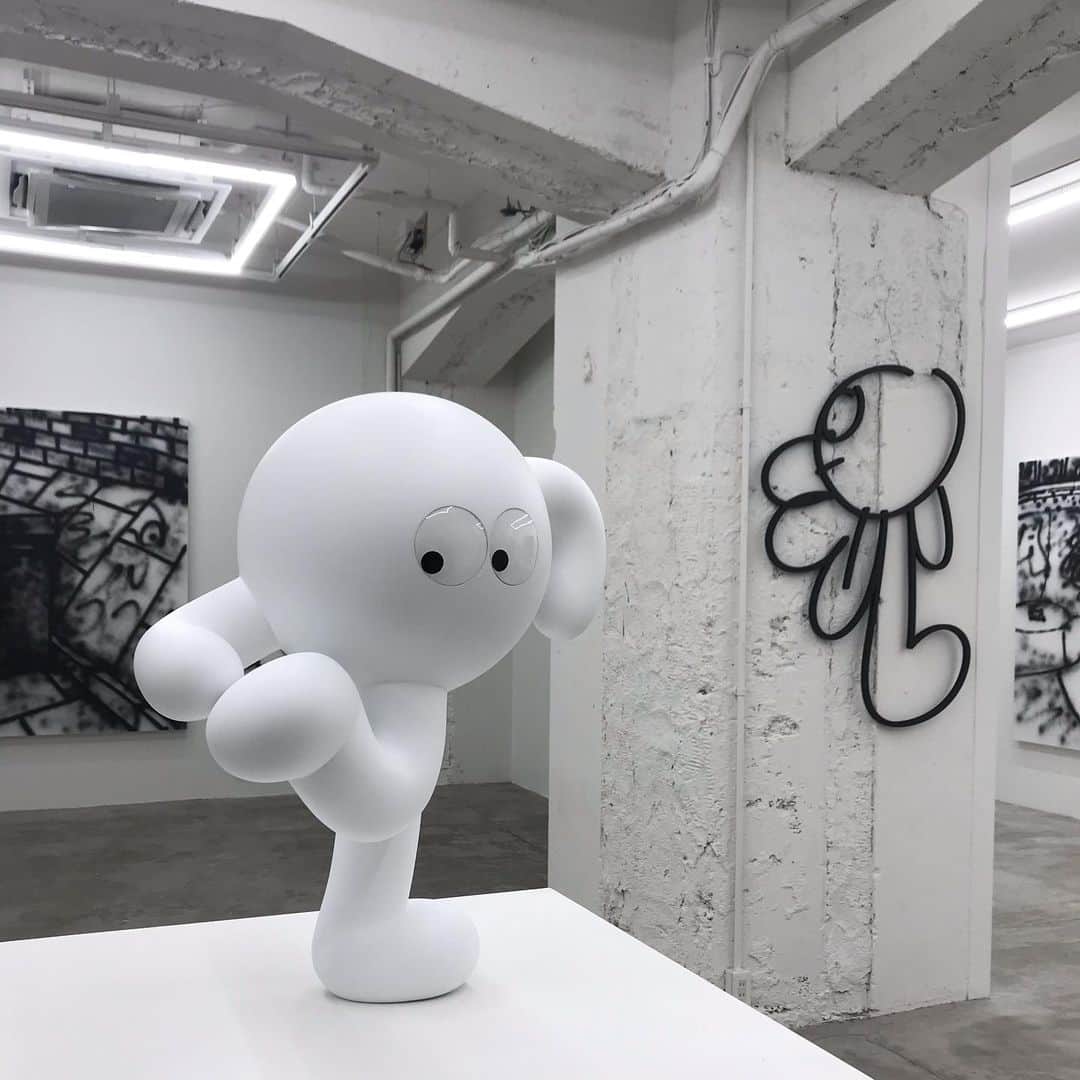 のインスタグラム：「James Jarvisの個展「Throw-ups」へ。 最終日に滑り込みセーフ。 #nanzukaunderground  #jamesjarvis  最&高！」