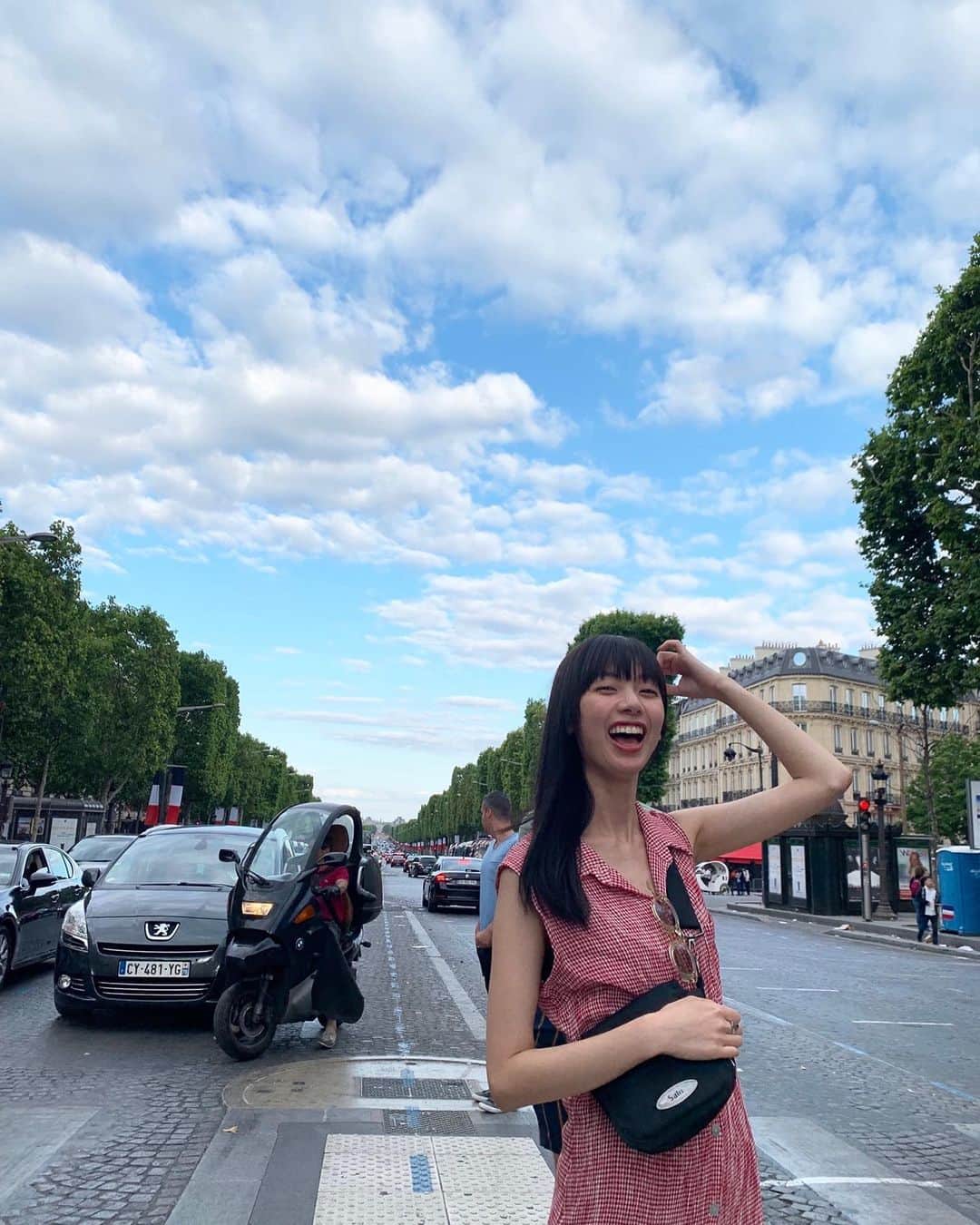 きなりのインスタグラム：「今年の夏はず〜っと笑ってたな😆☀️ 楽しいことがいっぱいあって、わたしの周りもずっと笑ってた☺️ 顔くちゃくちゃになるくらい笑いまくっておばあちゃんになった時に笑いジワまみれになっていたい✌️ 今年の後半も既に楽しいことが沢山待っているから、今からわくわく！ どんなに代わり映えのない毎日を過ごしていてもその中でほんのちょっとした楽しい所を見つけることを、いつまでもやっていきたいな🌼」