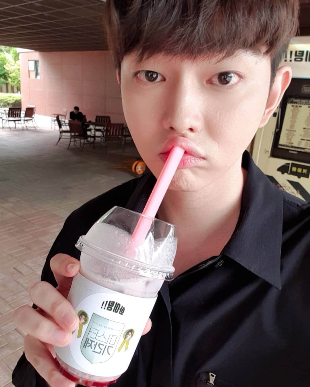 ユン・ギュンサンのインスタグラム：「#변요한 사랑해유 행님 한잔 자셔요♡ 😘💋💋」