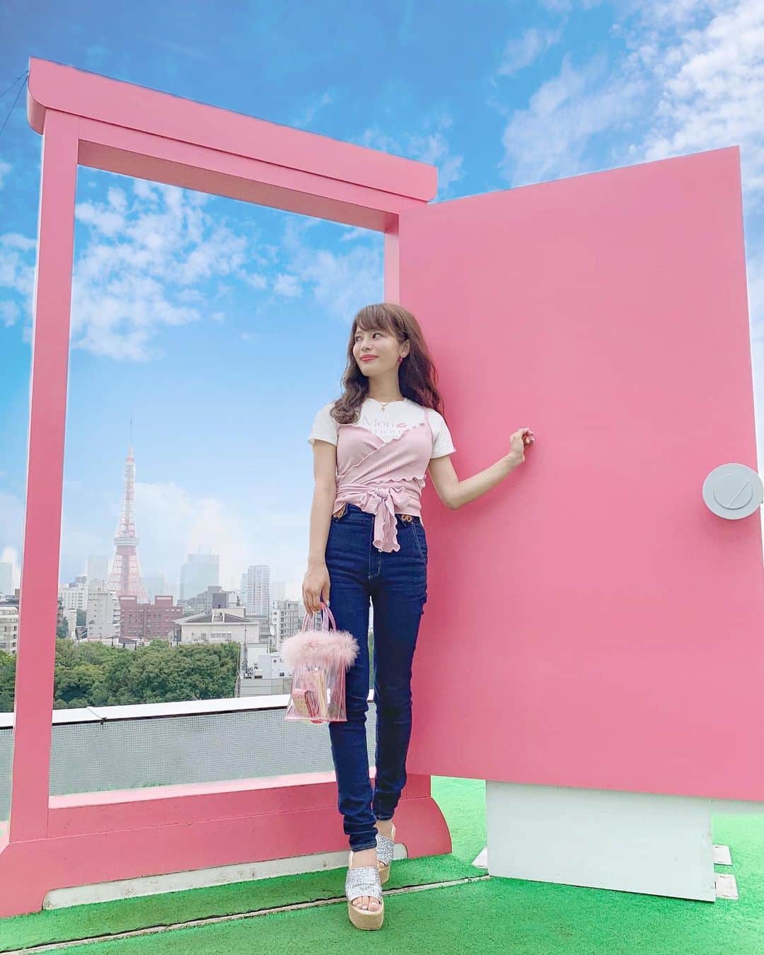 のインスタグラム：「どこでもドア〜〜🚪💗💙﻿ ﻿ テレ朝夏祭り行ってきた💕💕💕﻿ ﻿ 7階がドラえもんでジャックされてたの🔔﻿ いたるところにドラえもん〜〜っ😆❣️﻿ 1枚目のどこでもドアは﻿ ちょうど東京タワーが見えるの🗼！！﻿ ﻿ かき氷コレクションは毎年何回も行くんだけど﻿ 夏祭りの中に入ったのは初めて〜🌻💓﻿ ﻿ ﻿ T-shirt♡#maisondefleurpetiterobe  tops♡#lillilly  denim♡#verybrain﻿ sandal♡#manontokyo﻿ bag♡#thevirgins﻿ ﻿ ﻿ #roppongihills#roppongi#テレ朝夏祭り#六本木#六本木ヒルズ#テレ朝#夏祭り#ドラえもん#どこでもドア#東京タワー#みいきコーデ﻿」