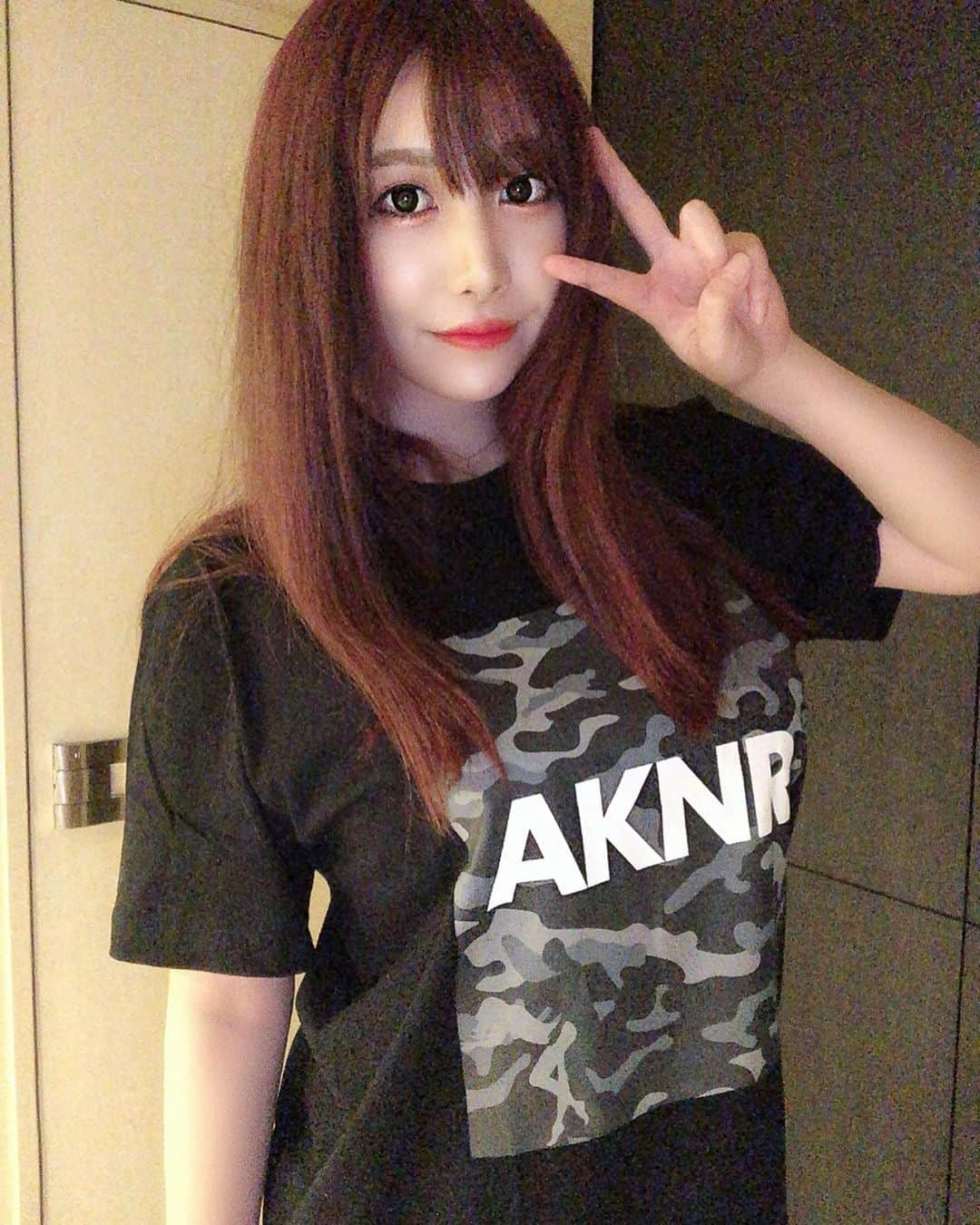 若月みいなさんのインスタグラム写真 - (若月みいなInstagram)「前に現場で頂いたAKNR Tシャツ🖤 おしゃカワで普段から愛用させてもらってます😘 #AKNR  #AKNRTシャツ  #デザインおしゃカワ  #この前のツイキャスの時にも着てたやつ  #調べたらメンズも着れるって！  #SODprimeってサイトで販売してるみたいなので是非」8月24日 21時25分 - wakatsuki_cmore