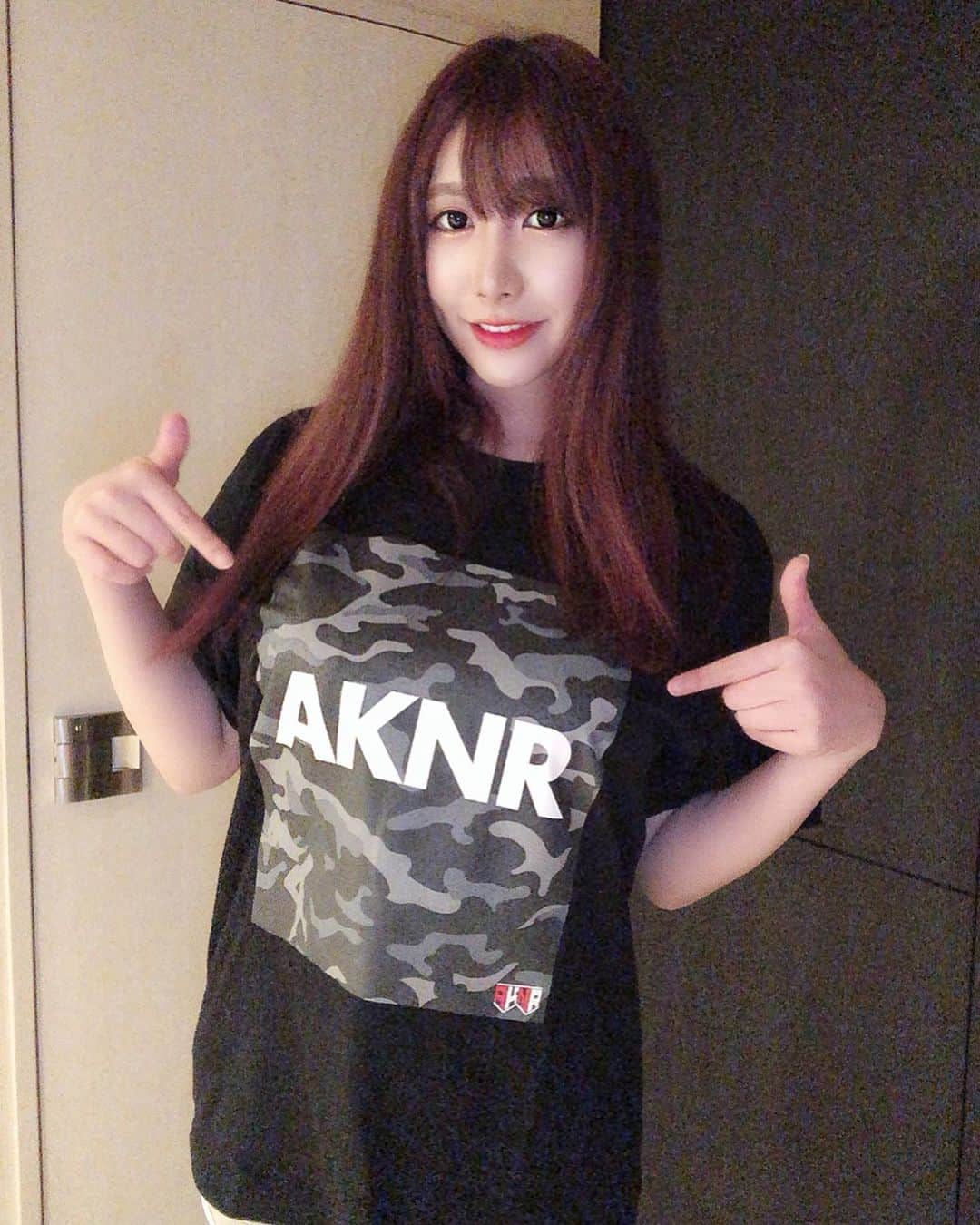 若月みいなさんのインスタグラム写真 - (若月みいなInstagram)「前に現場で頂いたAKNR Tシャツ🖤 おしゃカワで普段から愛用させてもらってます😘 #AKNR  #AKNRTシャツ  #デザインおしゃカワ  #この前のツイキャスの時にも着てたやつ  #調べたらメンズも着れるって！  #SODprimeってサイトで販売してるみたいなので是非」8月24日 21時25分 - wakatsuki_cmore