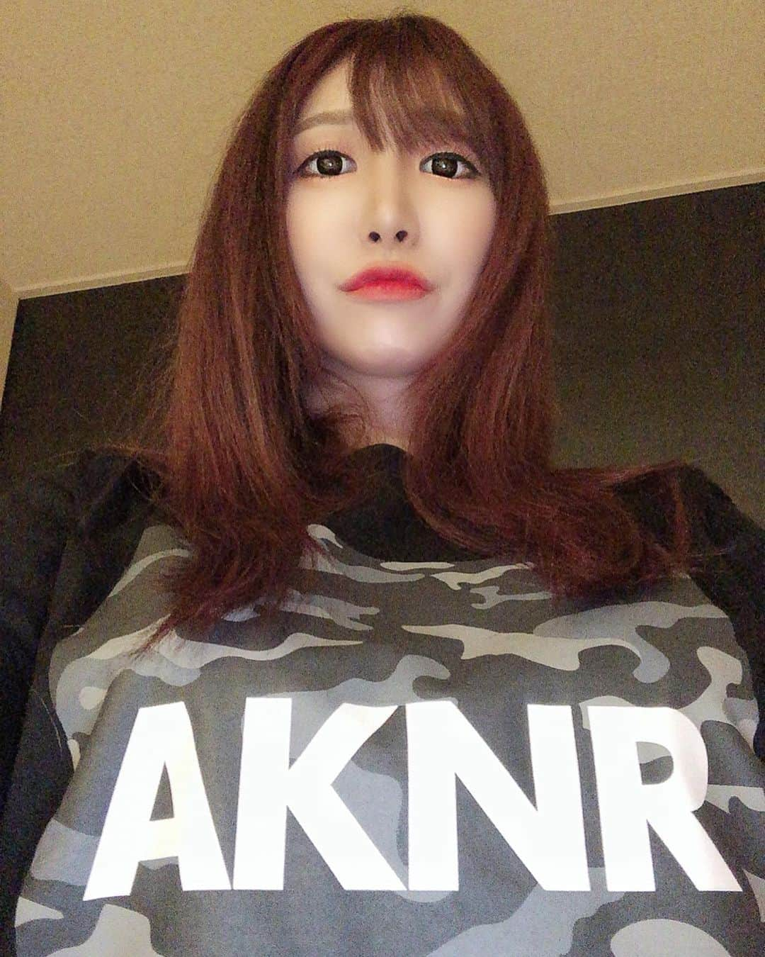 若月みいなさんのインスタグラム写真 - (若月みいなInstagram)「前に現場で頂いたAKNR Tシャツ🖤 おしゃカワで普段から愛用させてもらってます😘 #AKNR  #AKNRTシャツ  #デザインおしゃカワ  #この前のツイキャスの時にも着てたやつ  #調べたらメンズも着れるって！  #SODprimeってサイトで販売してるみたいなので是非」8月24日 21時25分 - wakatsuki_cmore