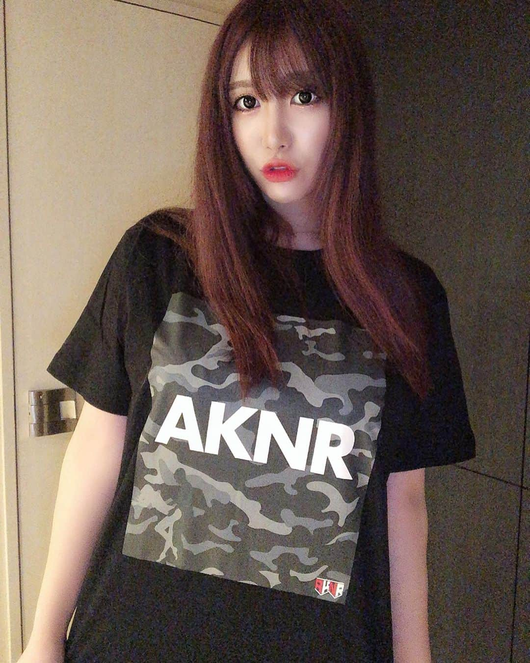 若月みいなさんのインスタグラム写真 - (若月みいなInstagram)「前に現場で頂いたAKNR Tシャツ🖤 おしゃカワで普段から愛用させてもらってます😘 #AKNR  #AKNRTシャツ  #デザインおしゃカワ  #この前のツイキャスの時にも着てたやつ  #調べたらメンズも着れるって！  #SODprimeってサイトで販売してるみたいなので是非」8月24日 21時25分 - wakatsuki_cmore