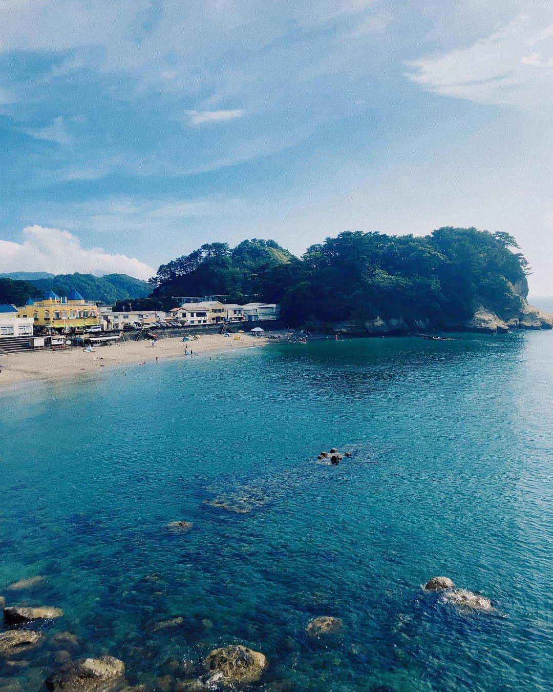 須田アンナさんのインスタグラム写真 - (須田アンナInstagram)「. summer vibes💙💦🦋🌻 海と空の近くは、 時間がゆっくり流れているように 感じれて大好き！ film現像するの楽しみ。:-)」8月24日 21時28分 - annastagram.official