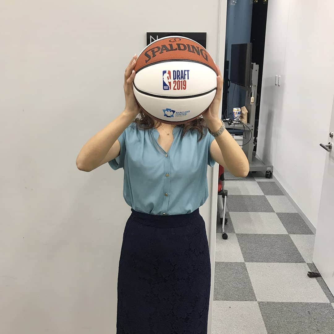 テレビ東京「SPORTSウォッチャー」さんのインスタグラム写真 - (テレビ東京「SPORTSウォッチャー」Instagram)「今夜のSPORTSウォッチャーは強豪ドイツに見事勝利したバスケット日本代表のニュースを、元バスケ部の鷲見玲奈アナウンサーがたっぷりお届けします。お楽しみに！  #バスケ日本代表 #バスケット #八村塁 #渡邊雄太 #NBA #鷲見玲奈 #テレビ東京  #アナウンサー #バスケ部 #ドラフト記念ボール #ひょっこり」8月24日 21時31分 - minspo_tvtokyo