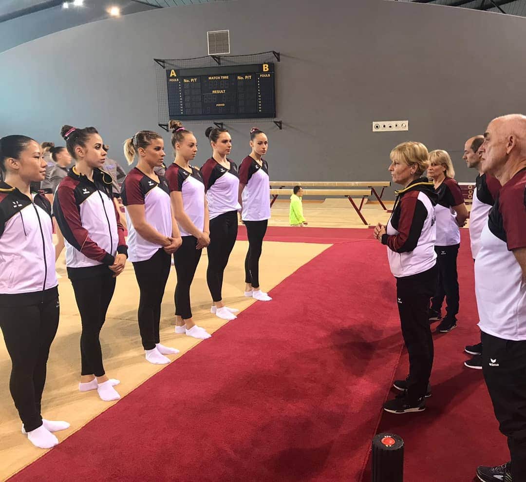 エリザベト・ザイツのインスタグラム：「Wer vertritt das Deutsche Team bei der WM im Oktober in Stuttgart? Heute (24.8.) ab 14:00 Uhr turnen wir Frauen um die heiß begehrten Tickets! Es gibt noch Karten , zuschauen lohnt sich (Ort: Scharrena Stuttgart)  Wer nicht dabei sein kann: auf www.sportdeutschland.tv  könnt ihr den Wettkampf live mitverfolgen!  #nationalteam #wmquali #teamdeutschland #eliseitz #gymnastics」