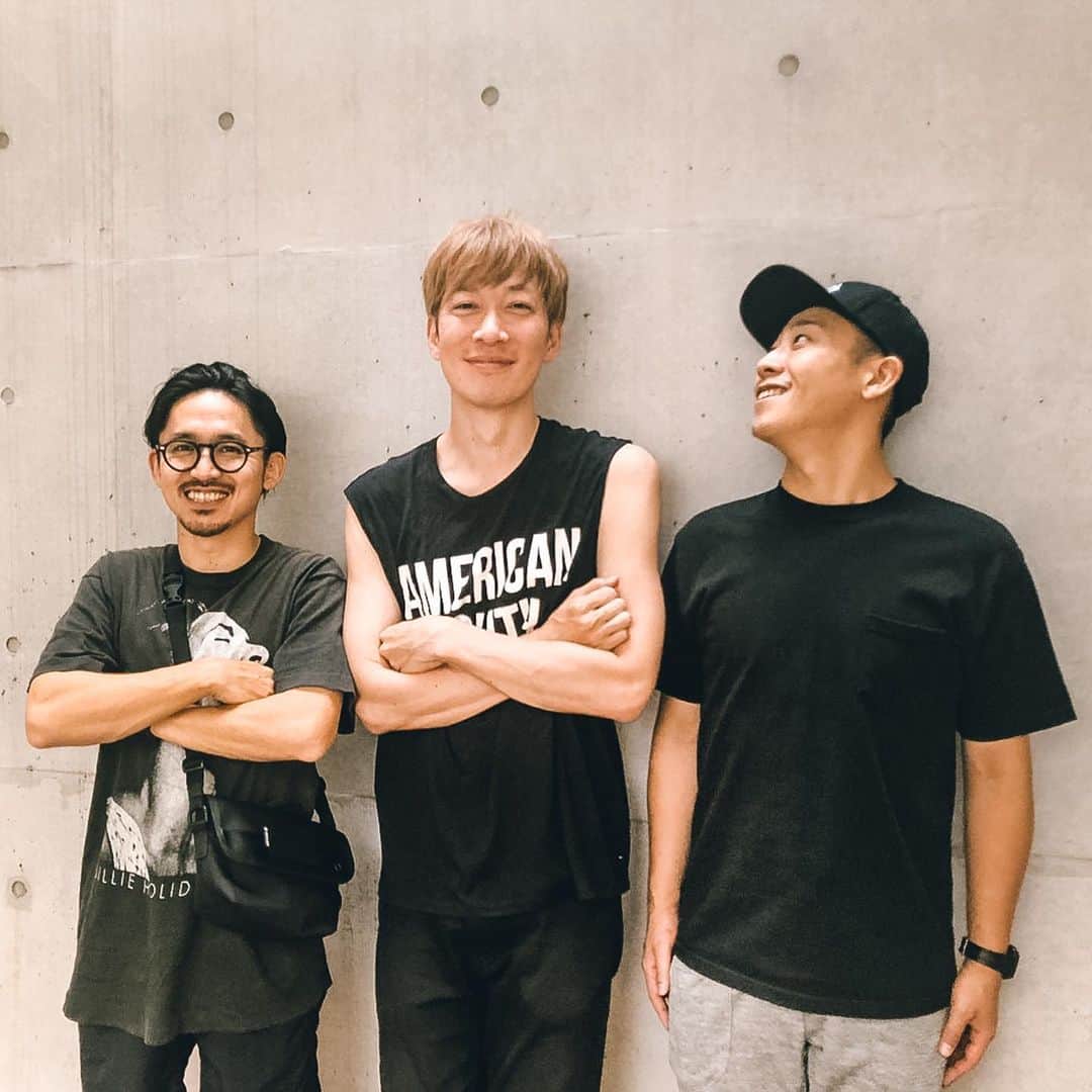 DJ U-ICHIのインスタグラム：「👻 事務所にて打ち合わせしてたら、ばったり2人と会いました。 身近に感じていながらも、実は会うの久しぶり。 僕がライブ行けてなかっただけなのですが… また、ゆっくり飲みにでも行きましょ！ 的な話を。 そして、何気に3人で撮影するのも何年ぶりか、、w . . . #candk #candkandu #地元 #HOME #家族 #期待の新人 #俺も足折れてライブしたことあるよ #怪我注意」