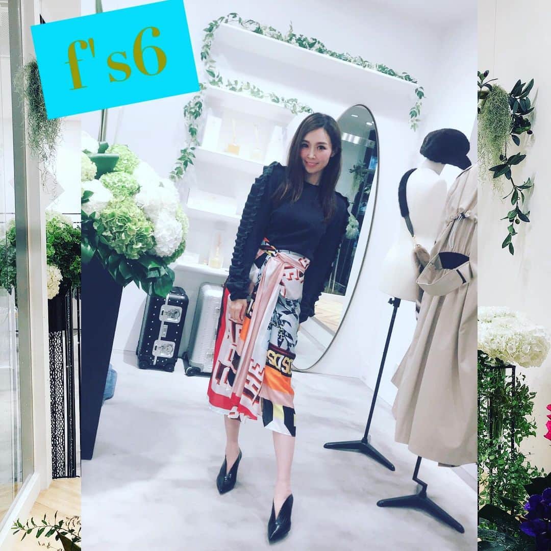 愛内里菜のインスタグラム：「f's6﻿ （エフズセイ） リニューアルオープン﻿ おめでとうございます‼🥳️﻿ ﻿ 9年前のオープンから﻿ ずっーと通わせてもらってる﻿ 大好きなスタイリストさんのお店🌹﻿ ﻿ こだわりの内装めちゃ素敵☺️﻿ 店内のお花の装飾は﻿ 世界で認められ活躍されている﻿ 花人の 赤井勝さん！﻿ ﻿ ﻿ @f_s_6  @akaimasaru  #愛内里菜 改め#R として #歌手 再始動﻿ #垣内りか ﻿ #スタイリスト﻿ #衣装﻿ ﻿#リニューアルオープン  #大阪セレクトショップ  #花 #花人 ﻿」