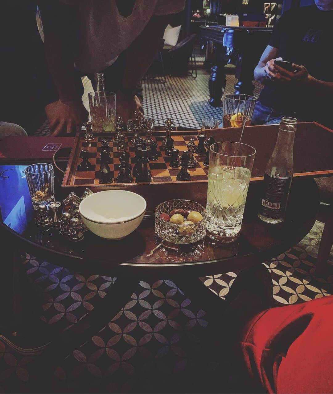 呉建豪のインスタグラム：「Missing the analog chess games wit the homies @rosewoodhongkong and definitely takin that dip poolside next time @rosewoodresidenceshk 😏」