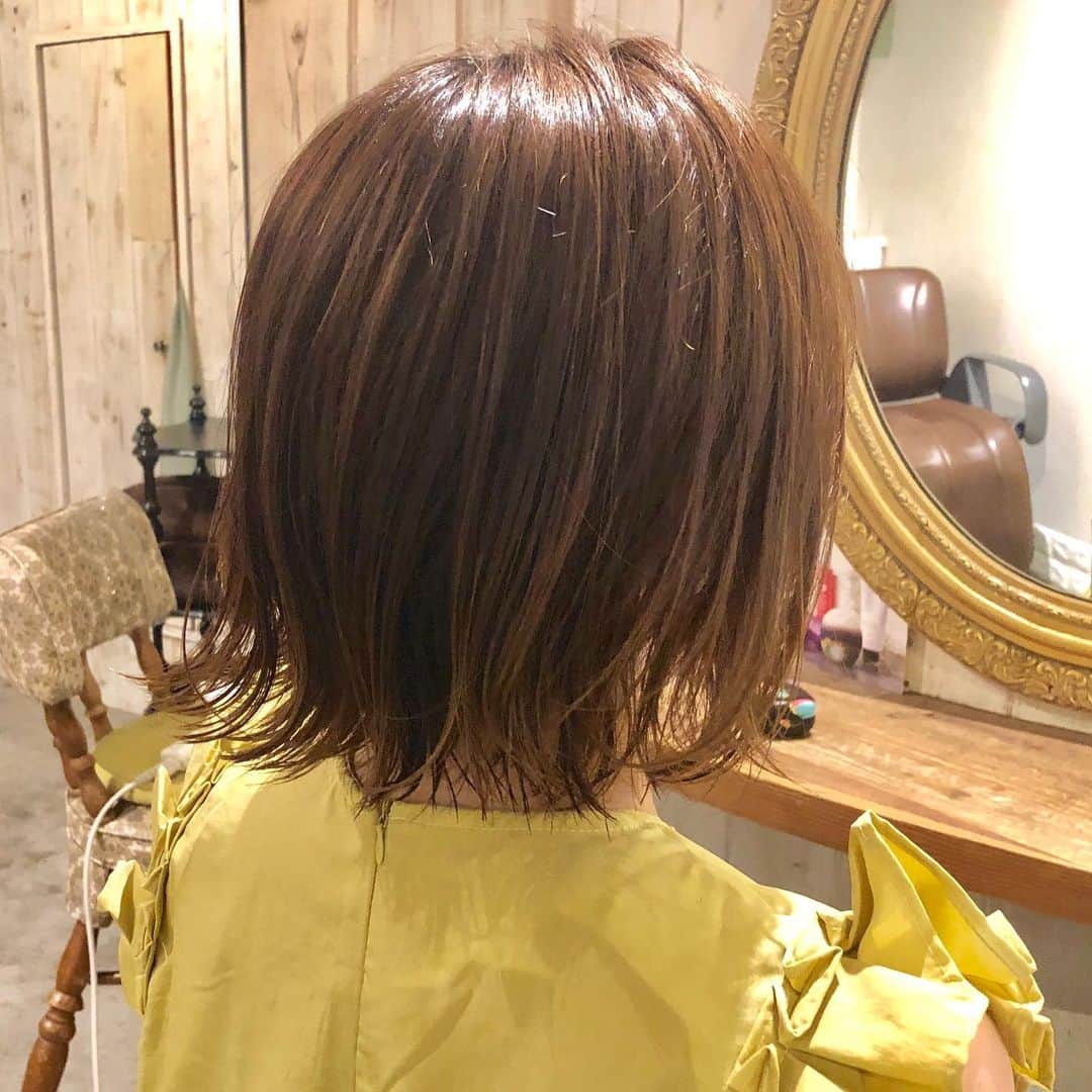 田中涼子のインスタグラム：「カラーもしたいけど 家で👶お留守番してくれてるので今日はカットだけ♡  赤ちゃんいたら、朝起きてパパッと結んでもそれなりになる長さにするか、濡らしてセットしないといけないけど乾かすのがラクなショートにするか年中悩んでる。。 #前髪もバッサリ #ボブ #ショートボブ #ママヘアスタイル#外ハネ」