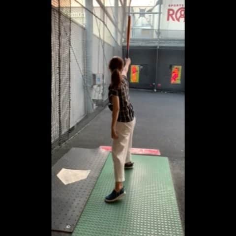 上杉あずさのインスタグラム：「. 後輩ティーチャーとこの前仕事帰りにバッティングセンター行った時の！！！ 当然どちらもまだまだ初心者ですが…… 下半身の疲れは早々やってきますが…… バッティングの方がピッチングより上達が早いと言われて落ち込んでます。笑笑 投げて打って喋れる草野球選手目指して頑張ります！！！！！ さて、草野球チームってどうやったら作れるんかね？！何から始めたらいいんやろうか！！そろそろ始動せねば！！！！ #草野球 #福岡 #チーム #バッティングセンター #二刀流 #野球 #ソフトボール  #野球上手くなりたい #ホームラン打ちたい #昔バントがレフト前ヒットになったよ #繊細さに欠ける #頑張ろう #baseball #batting #battingcenter #gamecenter #trying #challenge #team #play #fukuoka #japan #⚾️ #🏋️‍♀️ #😎」