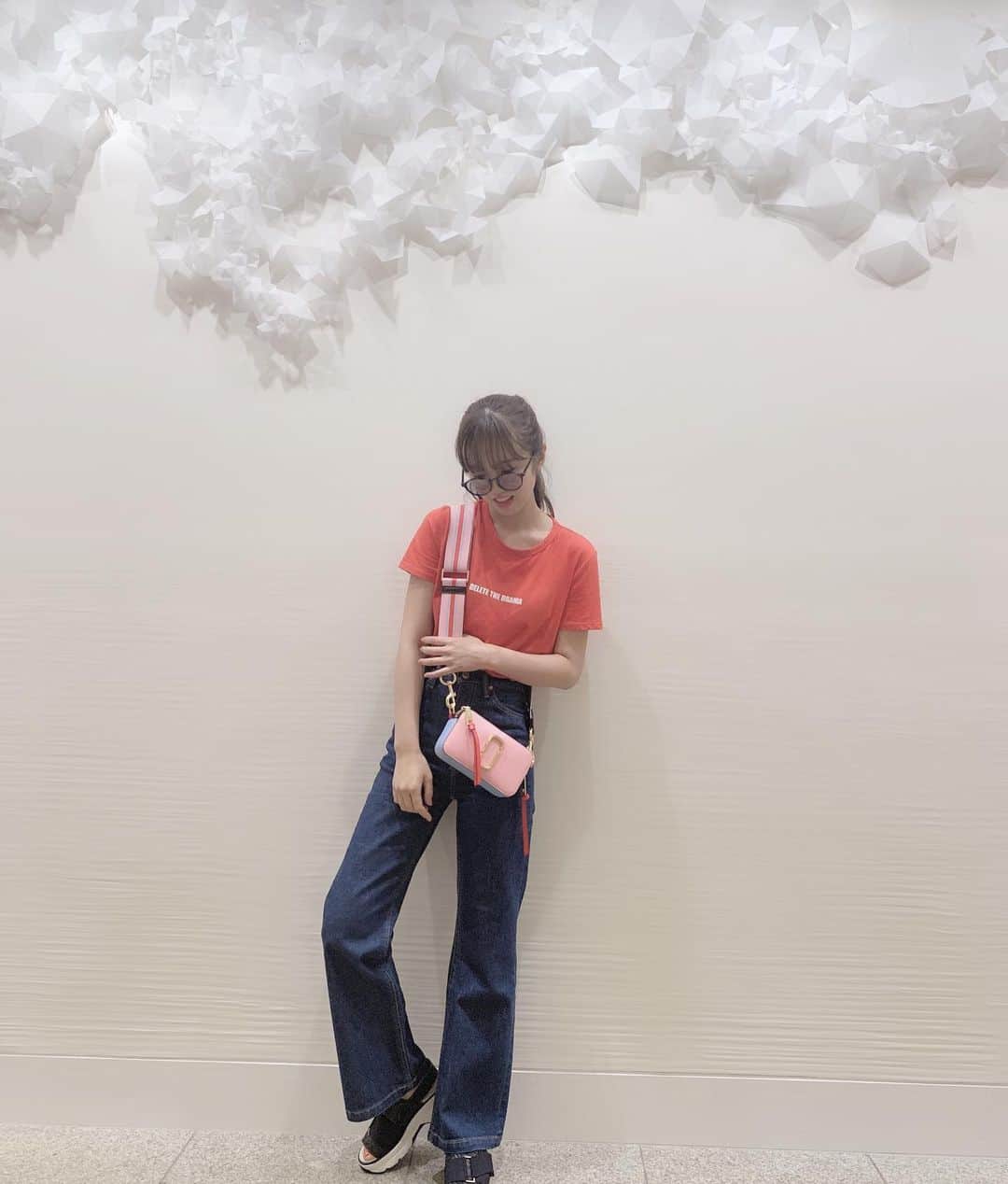 飯野雅さんのインスタグラム写真 - (飯野雅Instagram)「ファイナルセールで買ったTシャツがサラサラしてて着やすいしハイウエストジーンズを50％オフで買えたり幸せな期間だったな〜。☀️ #セール #ファイナルセール #私服  #フレア #ジーンズ」8月24日 16時21分 - biichan_