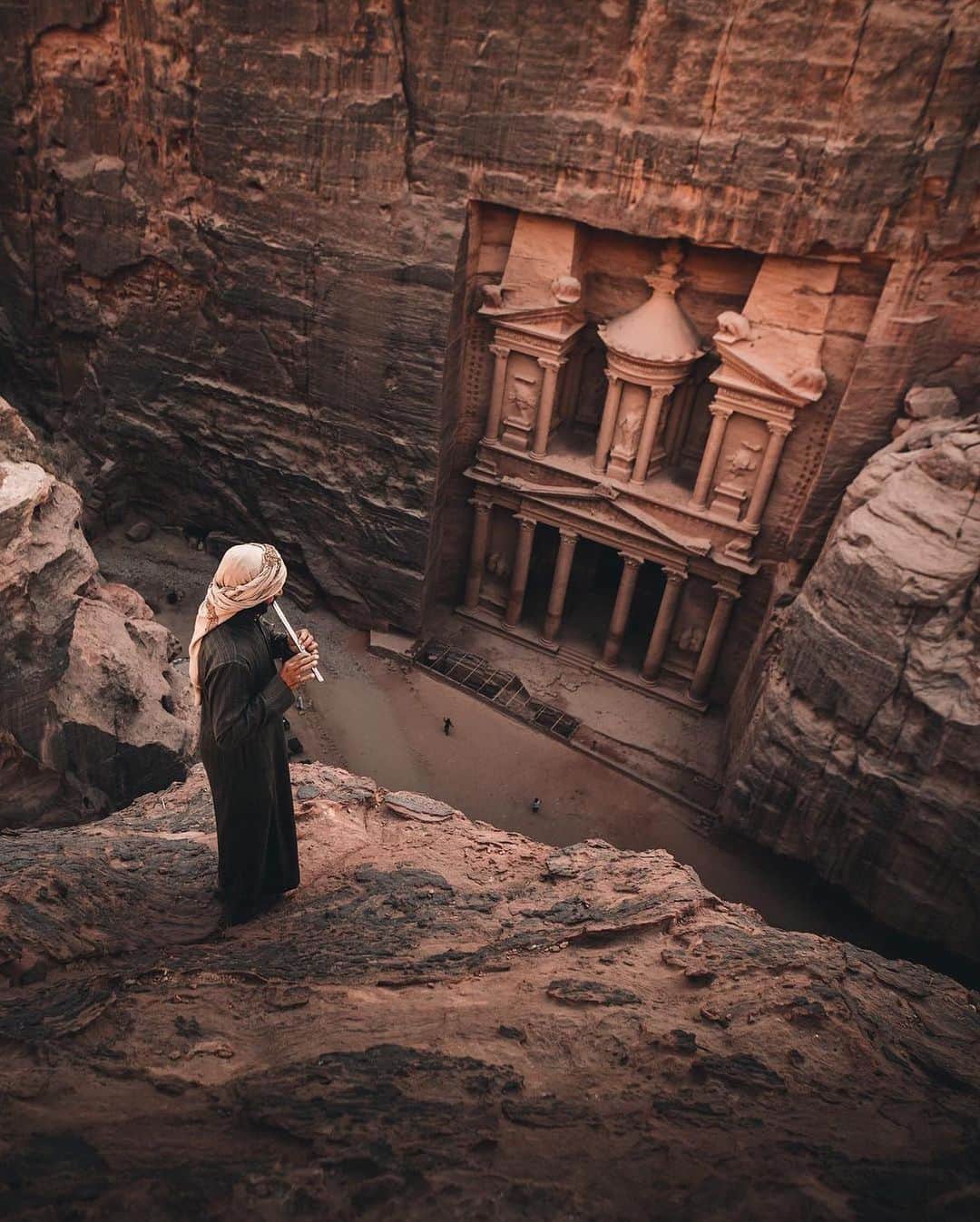Discover Earthさんのインスタグラム写真 - (Discover EarthInstagram)「Jordan on my mind 🇯🇴 "There is this magic that can only be found in this country. To understand what I mean you have to visit this incredible place on your own." Have you ever been to Jordan?  Tag a friend who's never been here to show him the amazing view! — 📍#DiscoverJordan — 📸 Photos and caption by @muenchmax」8月24日 16時25分 - discoverearth