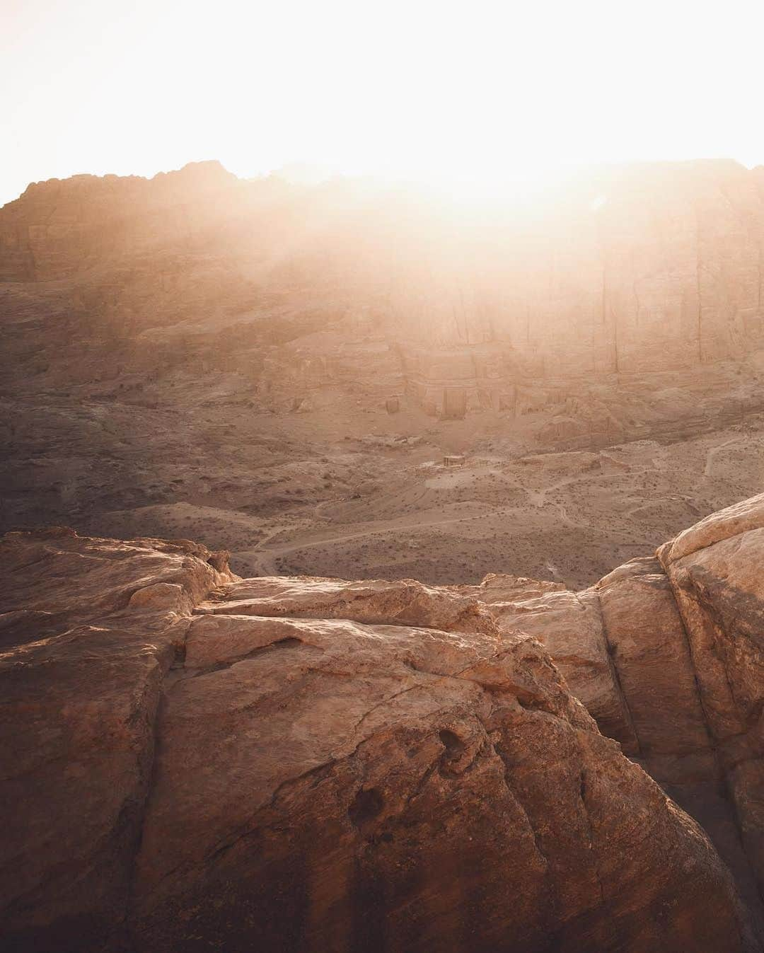 Discover Earthさんのインスタグラム写真 - (Discover EarthInstagram)「Jordan on my mind 🇯🇴 "There is this magic that can only be found in this country. To understand what I mean you have to visit this incredible place on your own." Have you ever been to Jordan?  Tag a friend who's never been here to show him the amazing view! — 📍#DiscoverJordan — 📸 Photos and caption by @muenchmax」8月24日 16時25分 - discoverearth