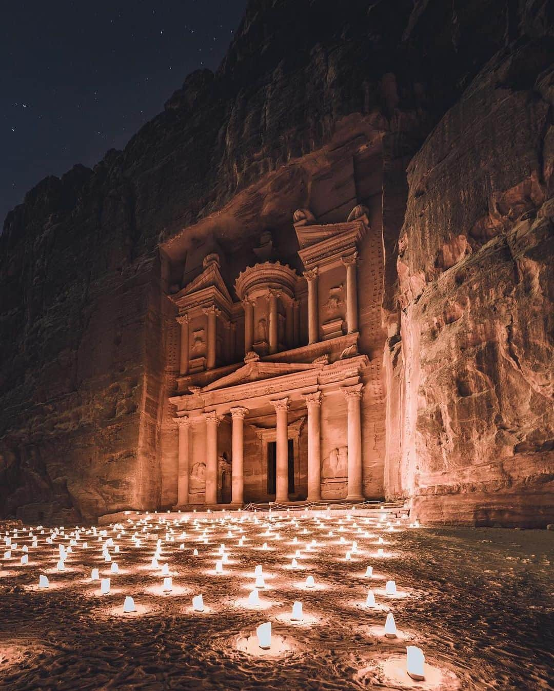 Discover Earthさんのインスタグラム写真 - (Discover EarthInstagram)「Jordan on my mind 🇯🇴 "There is this magic that can only be found in this country. To understand what I mean you have to visit this incredible place on your own." Have you ever been to Jordan?  Tag a friend who's never been here to show him the amazing view! — 📍#DiscoverJordan — 📸 Photos and caption by @muenchmax」8月24日 16時25分 - discoverearth