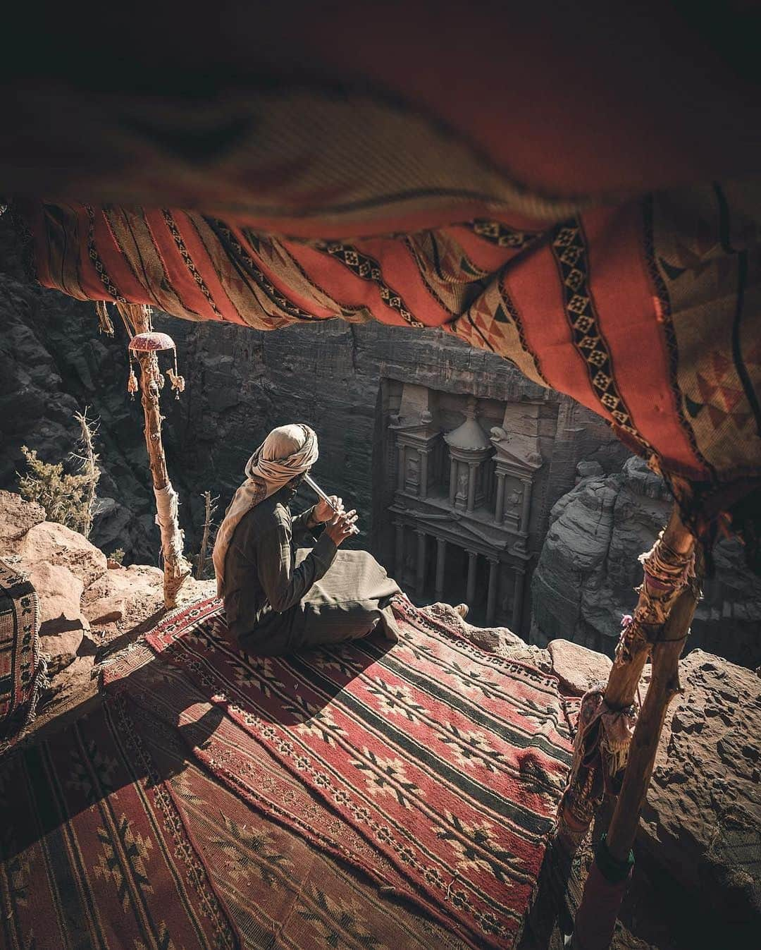 Discover Earthさんのインスタグラム写真 - (Discover EarthInstagram)「Jordan on my mind 🇯🇴 "There is this magic that can only be found in this country. To understand what I mean you have to visit this incredible place on your own." Have you ever been to Jordan?  Tag a friend who's never been here to show him the amazing view! — 📍#DiscoverJordan — 📸 Photos and caption by @muenchmax」8月24日 16時25分 - discoverearth