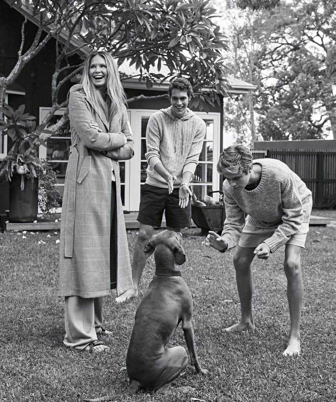 Vogue Australiaさんのインスタグラム写真 - (Vogue AustraliaInstagram)「This weekend is your last chance to pick up a copy of #VogueAustralia's August issue, starring #ElleMacpherson and her two sons! 💫 Photographed by @nicolebentleyphoto, styled by @kate_darvill, Vogue Australia, August 2019.」8月24日 16時29分 - vogueaustralia