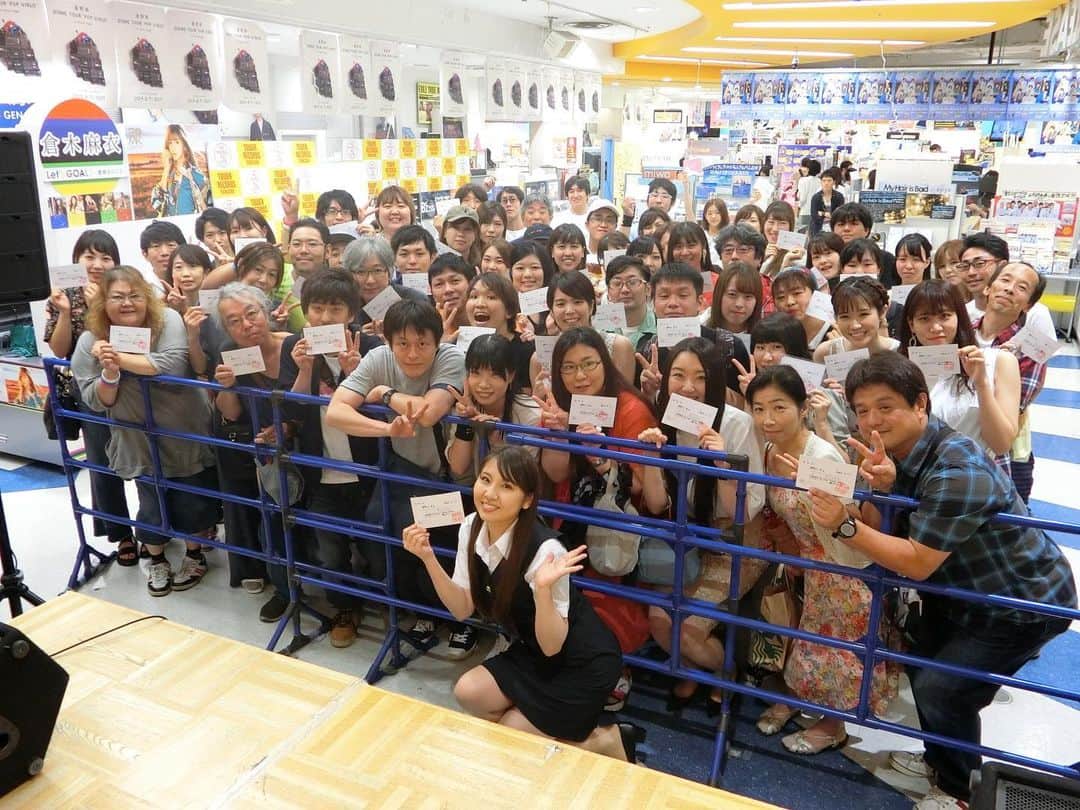 阿部真央のインスタグラム：「本日タワーレコード新宿店さんにて、NEW SINGLE「どうしますか、あなたなら」発売記念ハンコ押し会させて頂きました🙋‍♀️ 森若さんをイメージした衣装で👚 急遽弾き語りライブもさせて頂いたよ🎸お越し下さった皆様、タワーレコード新宿店さん、ありがとうございましたー✨ みんな新曲聴いてね😻  #阿部真央 @tower_shinjuku」