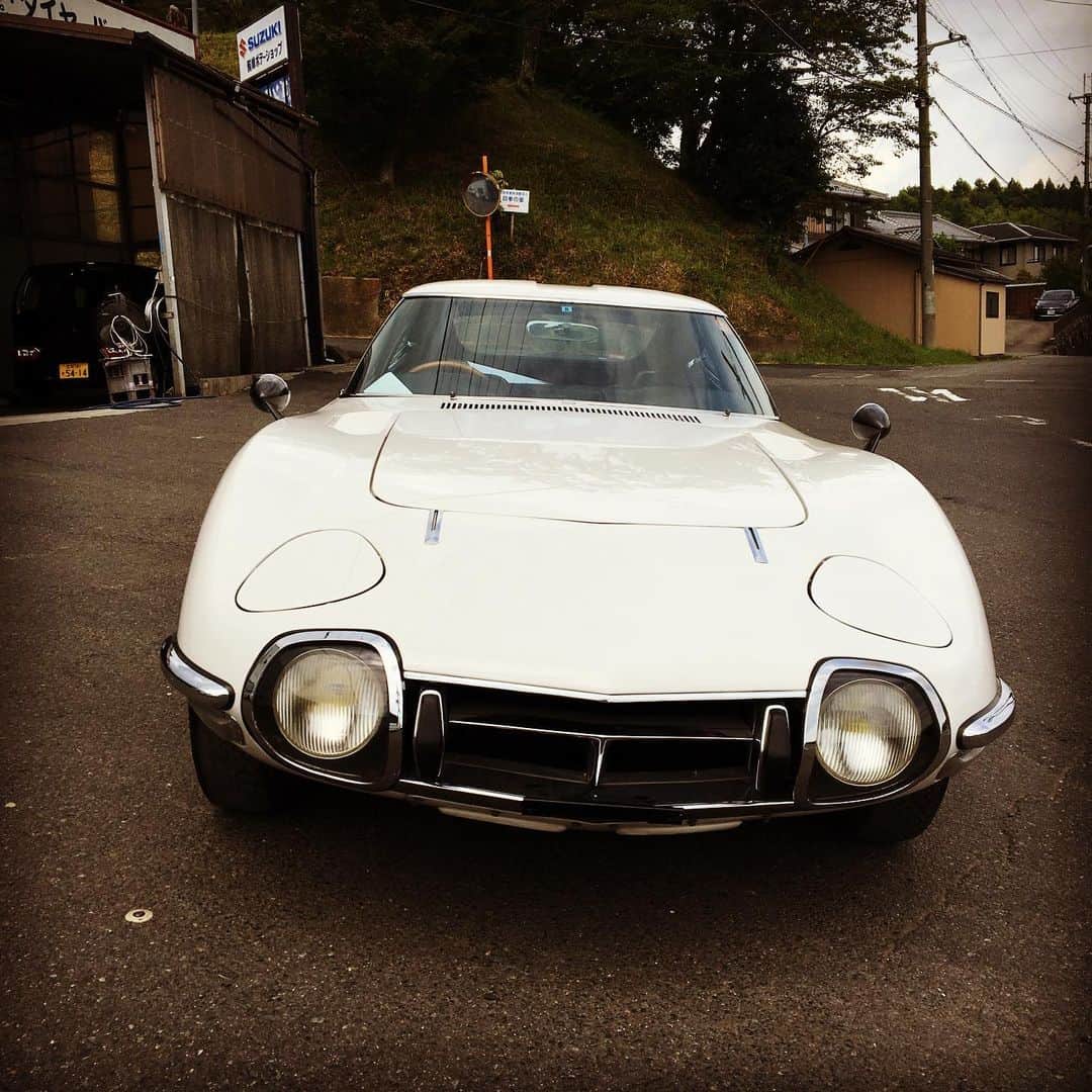 工藤村正のインスタグラム：「TOYOTA 2000 GT . 生産数は300台ではなく200台です。ミスタイピングでした🙇🏻‍♂️💦」