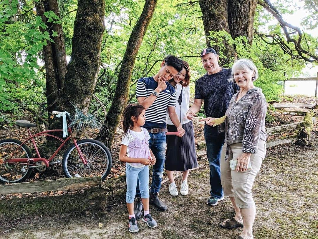 大橋菜央さんのインスタグラム写真 - (大橋菜央Instagram)「“Do you know treasure man who is living this forest?  He he he” Grandma’s garden turned into the adventure world!  Yes! It was a heart-warming day♡ . . . “ここの森に住んでいるTreasure manは知ってる？きっと楽しいことが起こると思うわ！ふふふ” と言ってたGrandmaのクレア . なんと子供達のために仕掛けてくれていたのは Treasure hunt💎 . -“I’m a treasure man - go to bike for your first clue”- . りんちゃんが自転車にかけよるとそこには次のメッセージが🚲 . ”lizard”や”window” “signboard”など 普通の庭にはない単語が沢山入っているのに 探すと全部見つかる面白い庭 . 宝を探しながら、クレアのアートを辿りながら、大きな木の後ろにみつけたのは おもちゃがぎっしり入った赤い袋 . 喜んだのは子供たちだけじゃなく 一緒に宝を探した大人も、仕掛けた大人も . 何年何十年たっても覚えているのは きっとこんな日のこと☺️ . . . #bbq #treasurehunter #宝さがし #生後18ヶ月 #1歳6ヶ月 #1歳半 #sunglassesbaby #microfashion #summer2019 #ポートランド  #oregon  #たれ眉 #portlandoregon #夏休み2019 #beautifulnature #ポートランド生活 #portlandtrip #ポートランド #夏休み #naoliving_portland」8月24日 16時49分 - naoliving