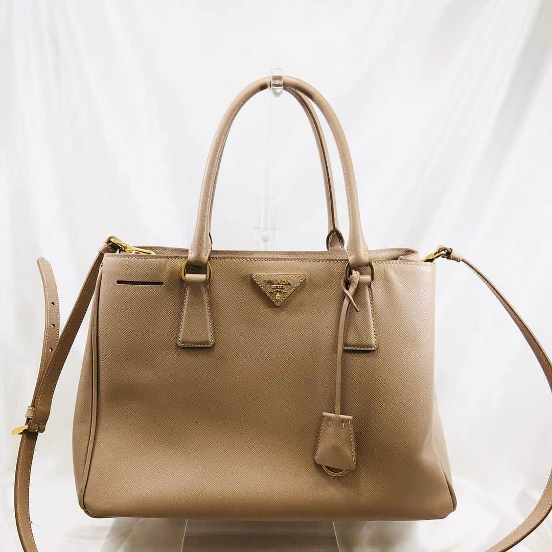ブランド EXのインスタグラム：「プラダ2wayバッグお買取致しました！ . #杉並区 #高価買取 #高井戸 #浜田山 #井の頭線 #ブランドEX #営業中 #女性スタッフ在籍 #お気軽にどうぞ😊 #夏休み #片付け #整理して出てきた商品 #拝見させて下さい！ #出張買取も致します #貴金属 #切手 #金券」