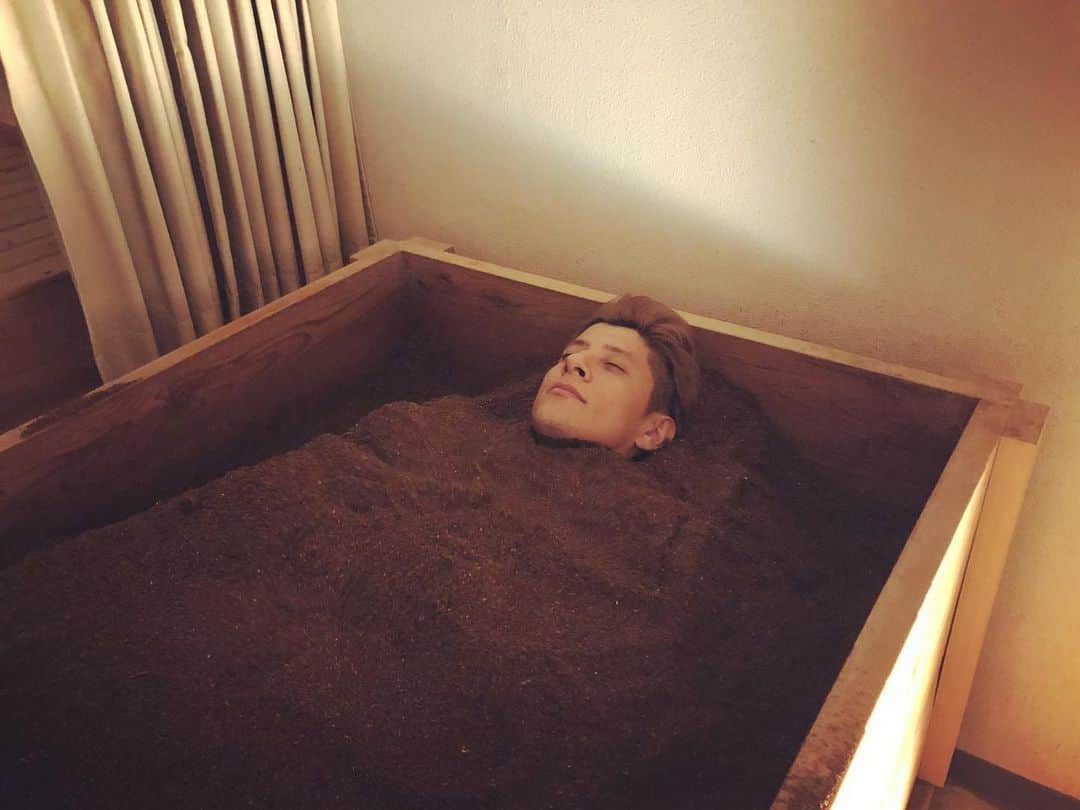 城田純さんのインスタグラム写真 - (城田純Instagram)「人生初の酵素浴へ  これはヤバイ、、、 ハマりました🥴  冷え性や肩こり、腰痛、疲れ、美容などに効果があるようです。  とにかく、ぜひ1度行ってみていただきたい。  #酵素浴 #築地 #キポラ #築地酵素浴キポラ」8月24日 16時55分 - junbopeace