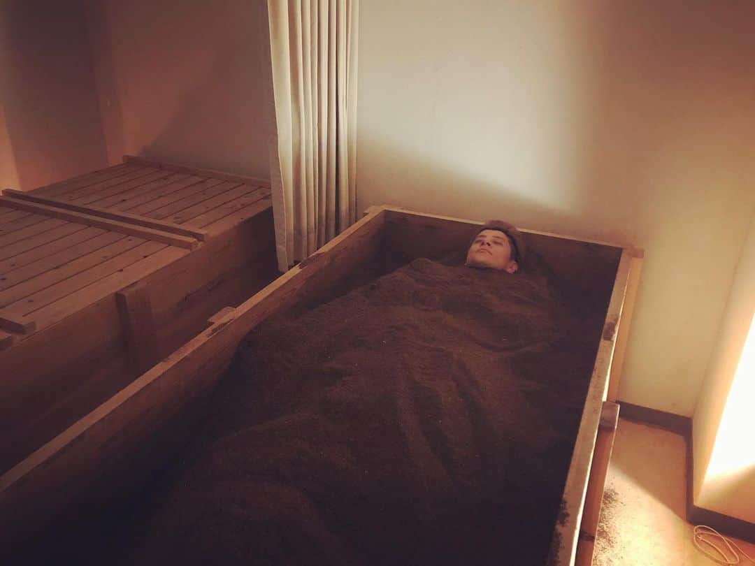 城田純さんのインスタグラム写真 - (城田純Instagram)「人生初の酵素浴へ  これはヤバイ、、、 ハマりました🥴  冷え性や肩こり、腰痛、疲れ、美容などに効果があるようです。  とにかく、ぜひ1度行ってみていただきたい。  #酵素浴 #築地 #キポラ #築地酵素浴キポラ」8月24日 16時55分 - junbopeace