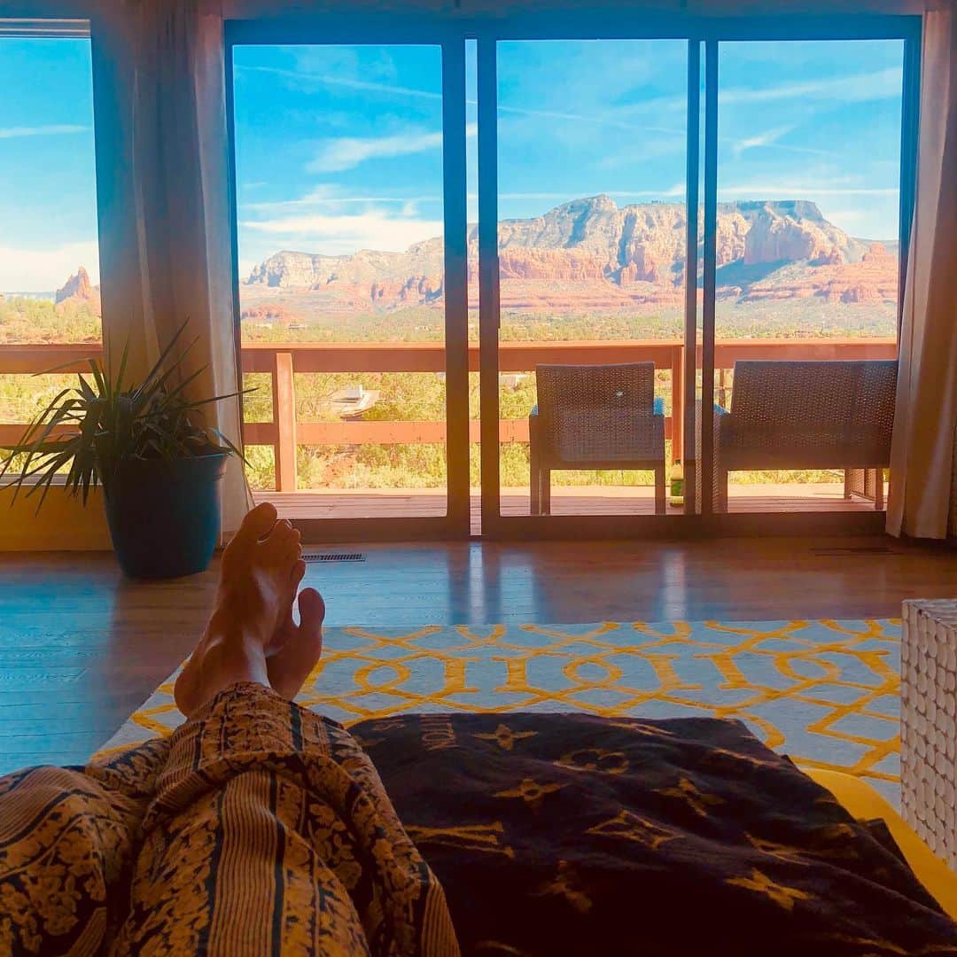 のインスタグラム：「セドナの家の朝と夕方。 朝は空が真っ青で夕方は綺麗なパープルスカイ。 部屋からの景色がエネルギーだらけ。ただ怖かったのは深夜の窓に真っ白の手足の長い、タランチュラが、いた🕷 でも真っ白のタランチュラなんて幸運すぎない？  一緒に旅中の友達が撮ってくれた二つ目の動画、黒すぎて、、シゲル。 今日現地ガイドの方に、誠くん黒すぎてネイティブインディアンと間違われるレベルよ。とついに言われてしまいました。 もうシゲルより黒いよ。 #もう黒すぎてシゲル」