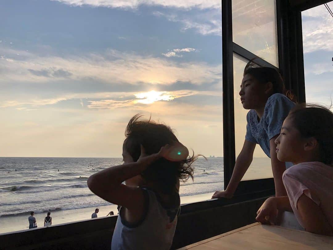 つるの剛士さんのインスタグラム写真 - (つるの剛士Instagram)「気がつけば夏休みも残り1週間。 海の家も終盤。 というわけで、 チビらと散歩がてらに海の家に入ってみた。  #片瀬海岸 #西浜 #江の島 #藤沢  #つるカメラ」8月24日 17時14分 - takeshi__tsuruno
