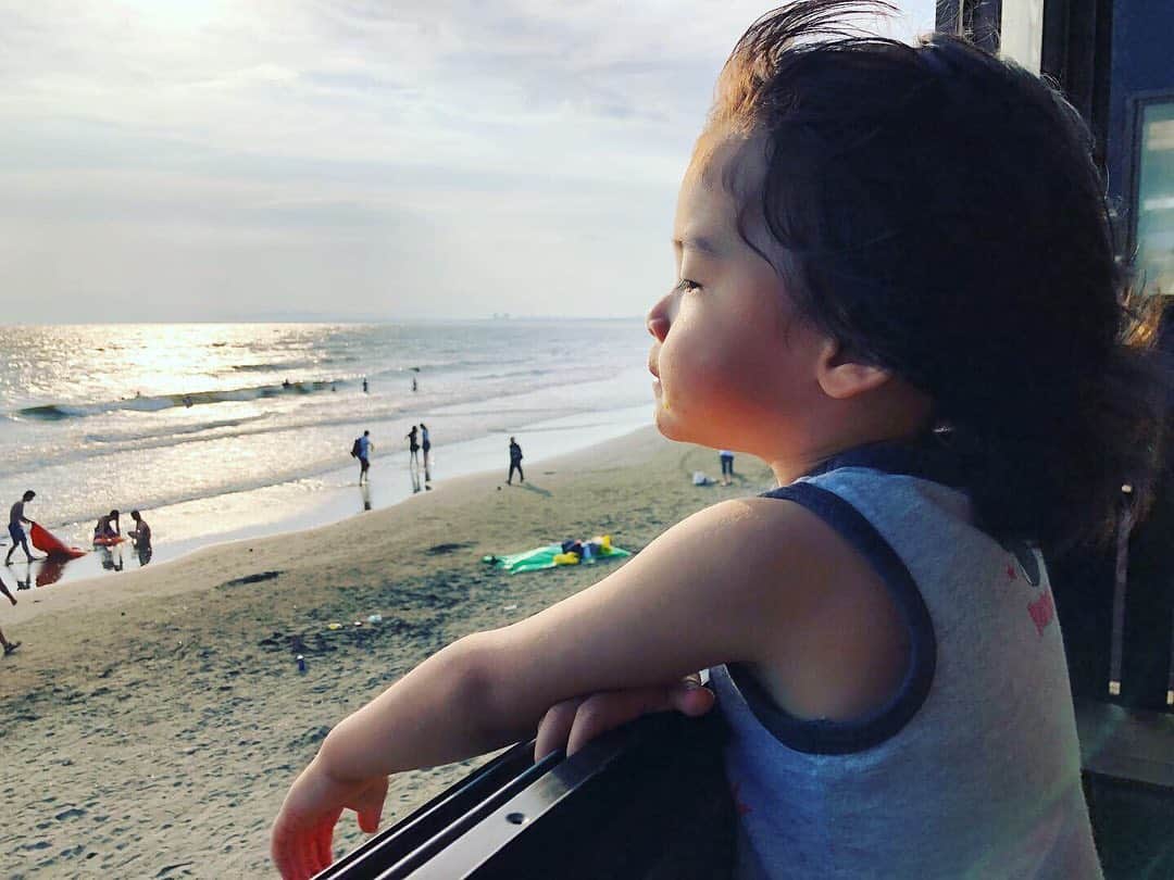 つるの剛士さんのインスタグラム写真 - (つるの剛士Instagram)「気がつけば夏休みも残り1週間。 海の家も終盤。 というわけで、 チビらと散歩がてらに海の家に入ってみた。  #片瀬海岸 #西浜 #江の島 #藤沢  #つるカメラ」8月24日 17時14分 - takeshi__tsuruno