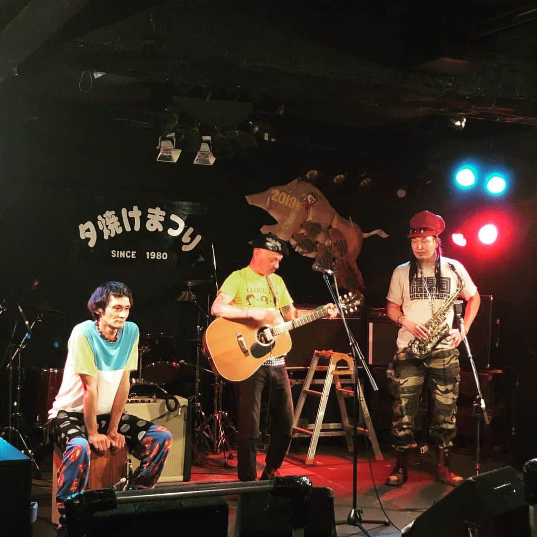 山川のりをのインスタグラム：「今夜は北見夕焼け祭りにてギターパンダライブありますよ。19時/19時30分、2000円+D /2500円+D。共演は北島三母朗、セーターズ 、音道青心、アコースティックリムジン。あら？セーターズ に村木さんがいる！ミラクルナイト！お近くの方々会いにきてアイニージュー！」
