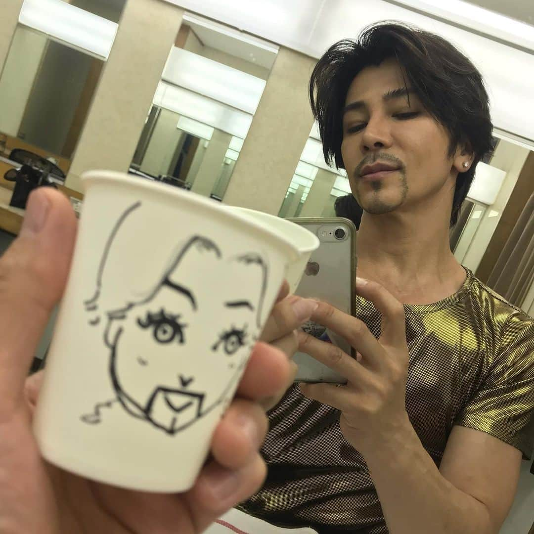 武田真治さんのインスタグラム写真 - (武田真治Instagram)「2019.8.23.TBSドラマ『#凪のお暇』ご覧頂いた皆様ありがとうございました📺 今回も素敵なお話でしたね☆ 僕自身考えさせられました。それにしても高橋一生さんのアドリブに素で笑ってしまったところが使われるとは💦 修行が足りませんでした…。 そうそう！撮影の合間、凪ちゃん役の#黒木華 さんがケータリングコーナーの紙コップに似顔絵を描いてくれました！！ しかもめっちゃ可愛く⤴︎ お疲れのはずなのにお気遣い嬉しいです❗️ さて来週は、凪ちゃんとガモちゃんの関係を知ってしまった#スナックバブル のママと杏ちゃんができることって？ もしや一肌脱ぐのかな⁈ お楽しみに〜٩( ᐛ )و #どすこいどすこいって何？ #武田真治」8月24日 17時21分 - shinji.takeda