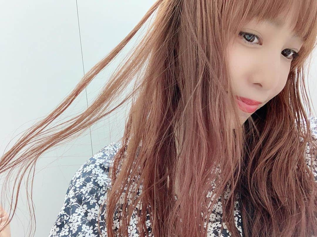 千佐真里奈さんのインスタグラム写真 - (千佐真里奈Instagram)「お世話になっている 代官山SHE 天川さんに 髪の毛綺麗にしてもらいました✂︎ いつもピンクだけど今回はオレンジに🍊 (加工でちょっとわかりにくいけど) 新しい気持ちでがんばれそう〜〜💫 ありがとうございます✌🏻✨ 気持ちいい〜〜 うれしい〜〜 #ちさ #代官山she #代官山oneoff #ヘアカラー #ヘアカット #オレンジカラー #ロングヘアー #リフレッシュ」8月24日 17時22分 - chisamusic