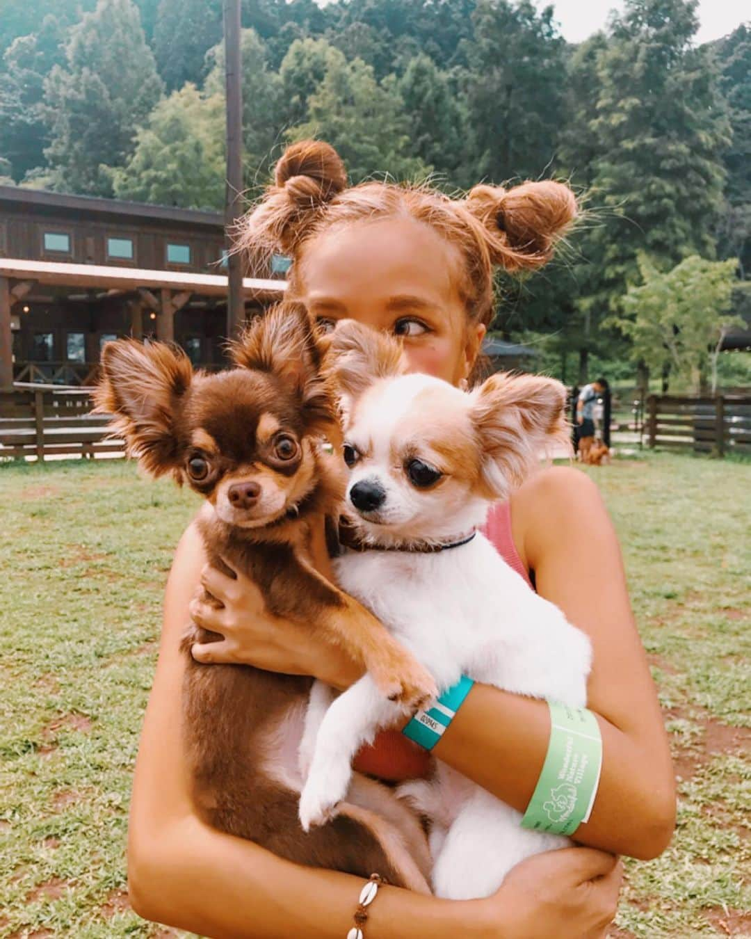 ユミ さんのインスタグラム写真 - (ユミ Instagram)「FEEL nature with my babies 🏕🏕 ワンちゃんのためのレジャーランド 📍wonderful nature village に行ってきたよ🧡🦋 ふたりとおんなじ髪型で🐾🤣✨🧡 自然がい～っぱいで気持ちよかった～🏕🙌🏽 ふたりとものびのび大はしゃぎしてたよ🙌🏽🌵 ドッグランにドッグプール、ワンちゃんのフォトスペースもあって、ワンちゃんのお友達もできるし、 ワンちゃん連れの方にほんとオススメだよ🧡😂🌞 #wonderfulnaturevillage」8月24日 17時23分 - yuminchu1029