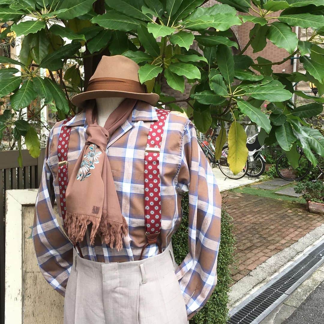 NUTTY Vintage&Collectibleさんのインスタグラム写真 - (NUTTY Vintage&CollectibleInstagram)「👨‍🦰FOR MENS👨‍🦰 NEW STYLE !!! Brownの秋色シャツには Redのサスペンダーと 小粋にスカーフを巻いてアクセントに。  #nutty#vintageshop#boutique#osaka#horie#japan#ootd#fashion#vintagestyle#vintagefashion#used#vintage#大阪#堀江#南堀江#古着#古着屋#古着女子#ヴィンテージ#ビンテージ#ootd#コーディネート#coordinate#ファッション#大阪古着#ヴィンテージショップ#40s#50s#60s#mensfashion」8月24日 17時23分 - nutty_vintage