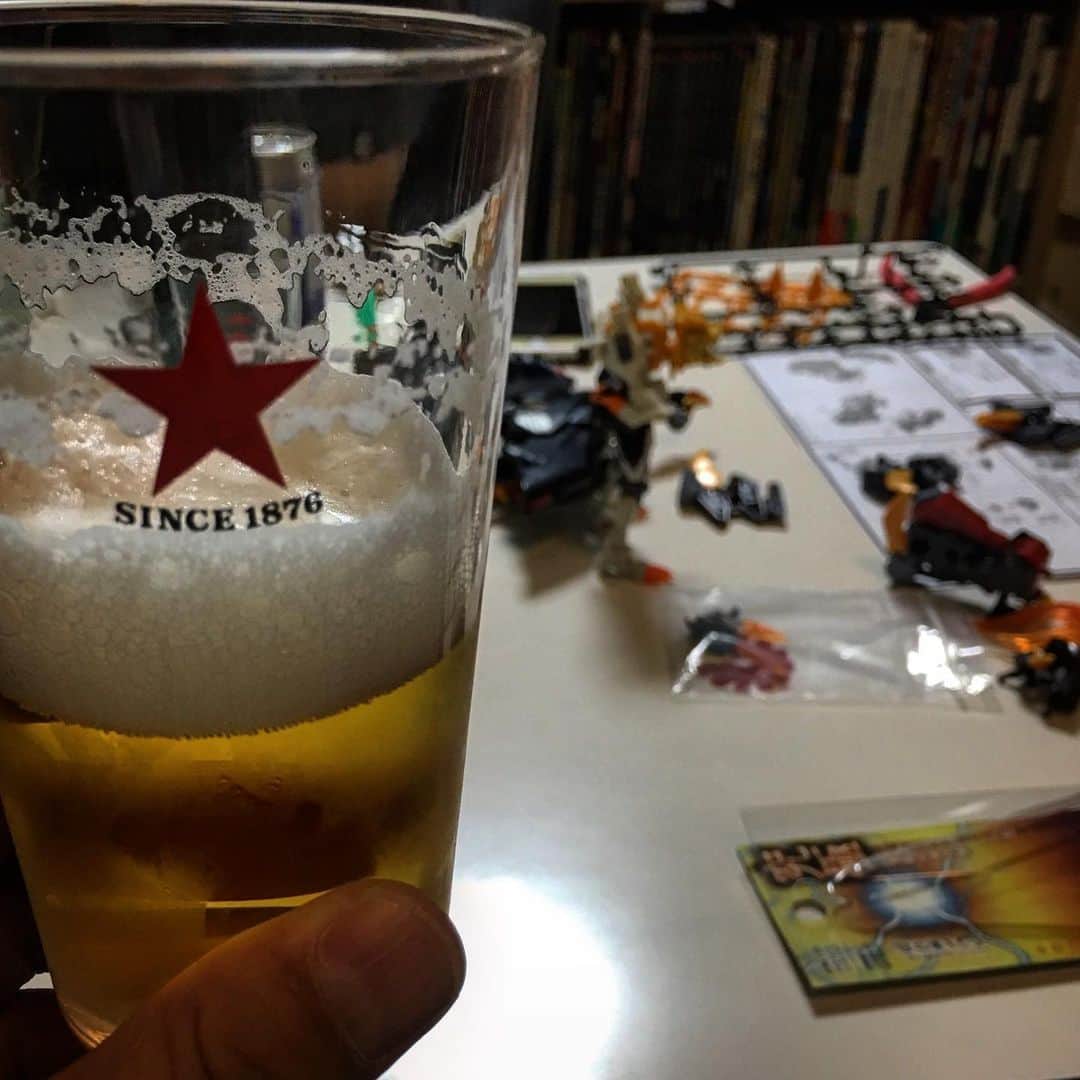 森田繁のインスタグラム：「食玩のガオガイガー(の派生機？)組み立てを眺めながら、ビールを。」