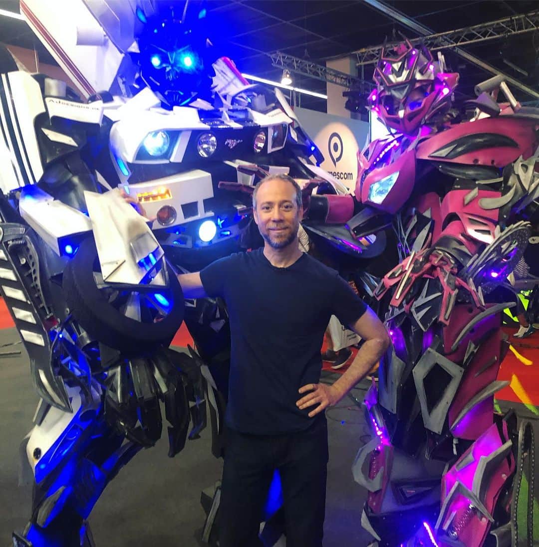 ケヴィン・サスマンのインスタグラム：「Performing an abdominal exam on this Transformer at #gamescomgermany」