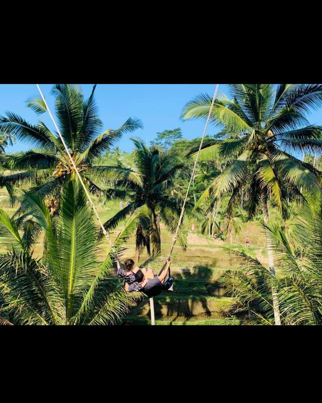 ベティ・オウティエさんのインスタグラム写真 - (ベティ・オウティエInstagram)「J’ai fait peu de photos de Bali 🇮🇩 , en voici quelques unes. Tbh j’avais commandé plein de fringues cools et aucun de mes colis n’est arrivé à temps 😂 🥊 ça doit peut être vous parler les livreurs qui marquent « absent, seconde tentative demain » et le lendemain pareil... jusqu’au jour du départ ou c’est fini y’a plus d’espoir. . Les colis mis à part, j’ai oublié mon ordinateur à la sécurité à notre escale à Doha ( Thx god je l’ai récupéré au retour, mais rien n’était moins sûr) 🥊 . La ça commence à faire Calimero 😂 mais en retirant du cash sur place ma carte s’est faite pirater, opposition and cie... 🥊  On s’est beaucoup reposé du coup , notre villa était vraiment super, on a eu beaucoup de mal à en bouger🐌  On a fait quelques spots, super beaux certes mais archi touristiques et j’étais pas vraiment en mode sac à dos honnêtement pour partir à l’aventure dans les coins reculés, donc peu d’adresses à vous recommander pour le coup!  Voilà 🤭 et vous vos vacances c’était bien ?」8月24日 17時25分 - bettyautier