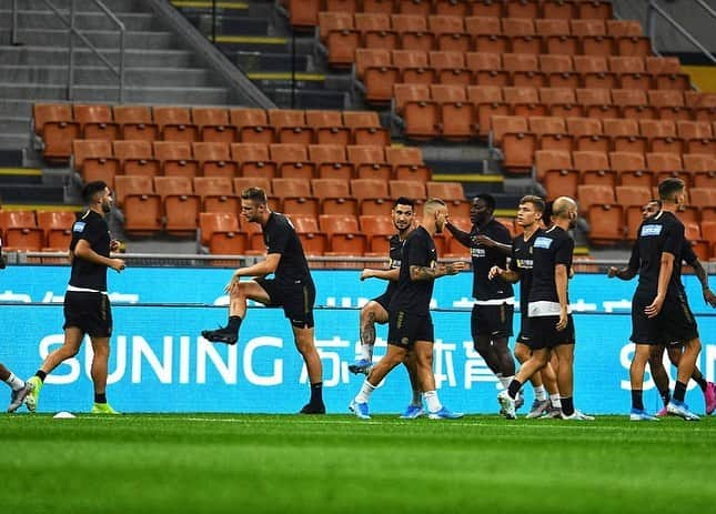 クワドォー・アサモアさんのインスタグラム写真 - (クワドォー・アサモアInstagram)「Training all together in #SanSiro, we will come back soon! ⚫️🔵 @seriea @inter #NotForEveryOne #Training #Focused」8月24日 17時26分 - asamoahkwadwo