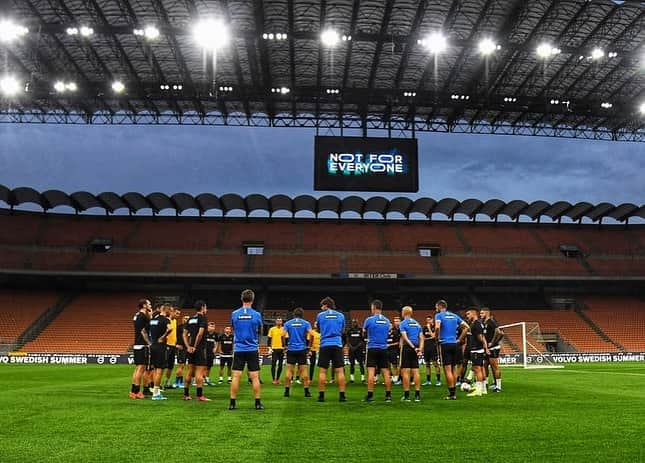 クワドォー・アサモアさんのインスタグラム写真 - (クワドォー・アサモアInstagram)「Training all together in #SanSiro, we will come back soon! ⚫️🔵 @seriea @inter #NotForEveryOne #Training #Focused」8月24日 17時26分 - asamoahkwadwo